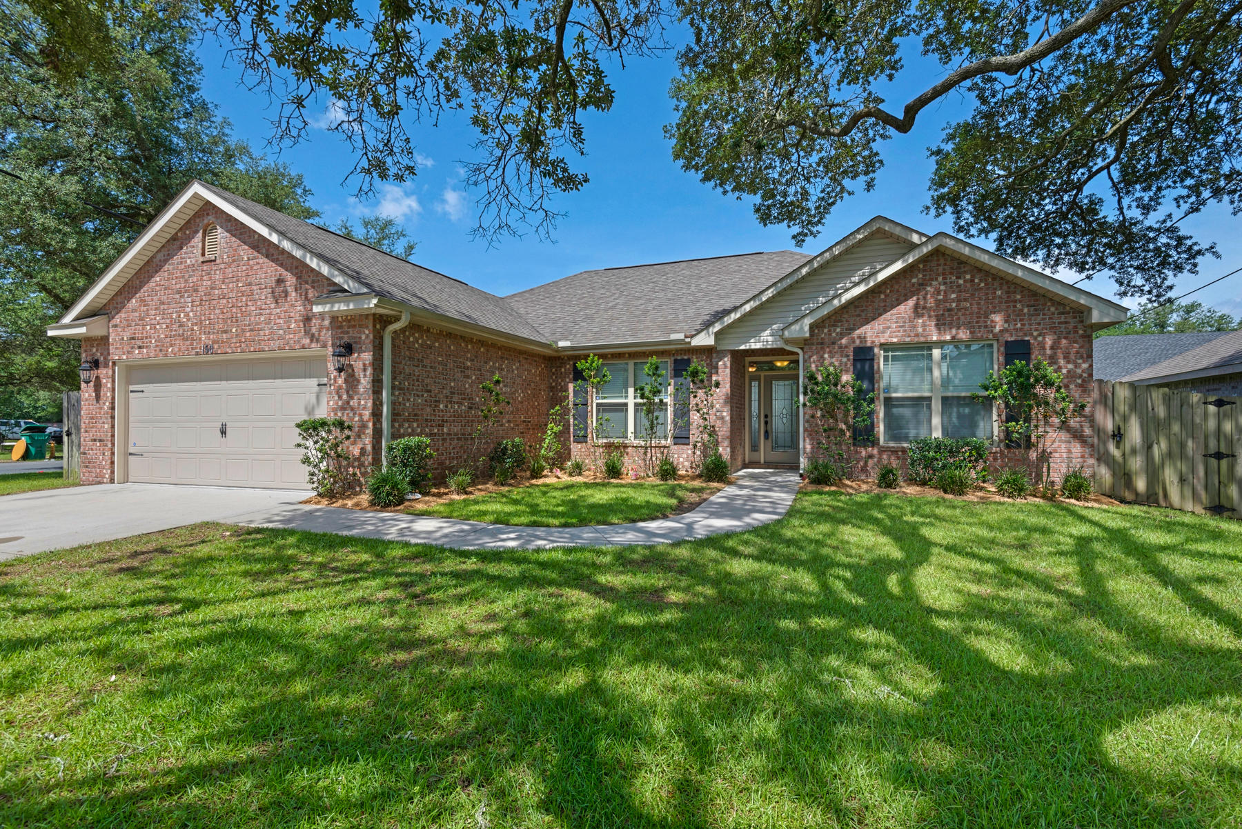 Granite counters, stainless steel appliances, open floorplan, and 2 car garage. Situated on a corner lot, the yard has a lawn pump and sprinkler system and is privacy fenced. The master suite has dual vanities, garden tub and separate shower. Large master closet. Pet friendly (dogs/cats 25lbs or less).