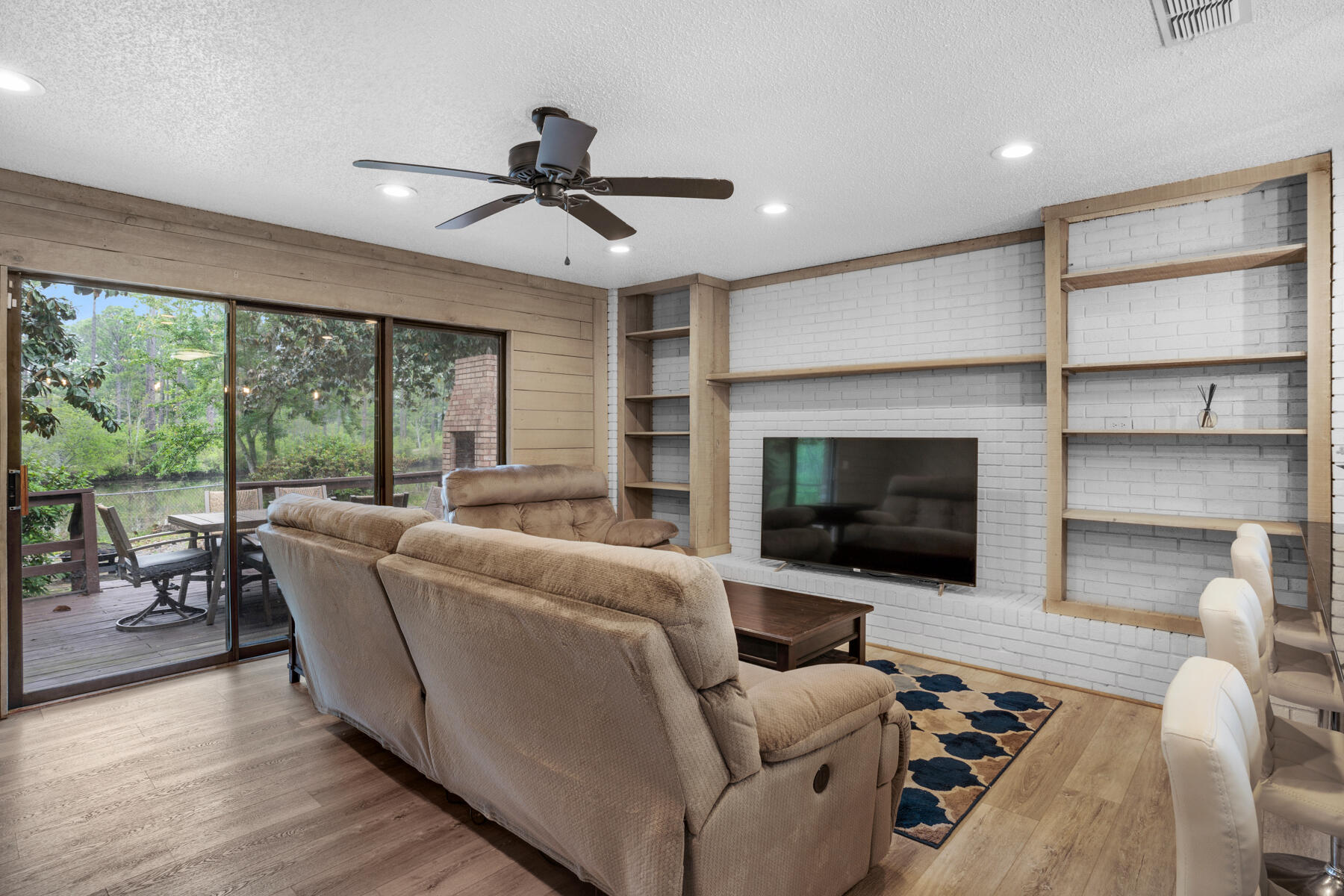 LAKEVIEW ESTATES - Residential Lease