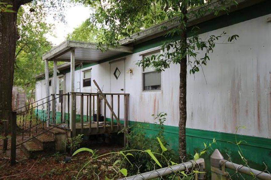 Great investment opportunity close to parks and shopping. This is also a great starter home. In livable condition and with a little TLC it can have all the comforts of home.