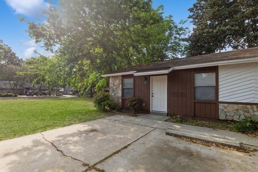 Charming 2-bed, 1-bath home in desirable Fort Walton Beach. Remodeled with exquisite grey shaker cabinets and stunning stained ship lap backsplash. The living room is spacious and has ample amount of space to relax or entertain. This cozy abode has a quaint modern elegance and offers comfortable living spaces. Ideal for anyone seeking coastal tranquility. Don't miss the chance to call this gem yours.