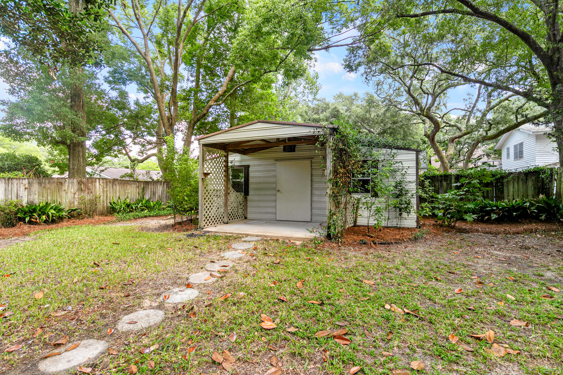 COUNTRY CLUB ESTATES - Residential