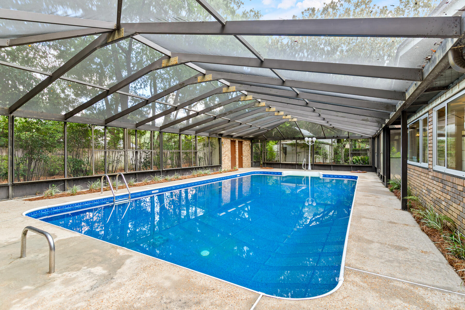 COUNTRY CLUB ESTATES - Residential