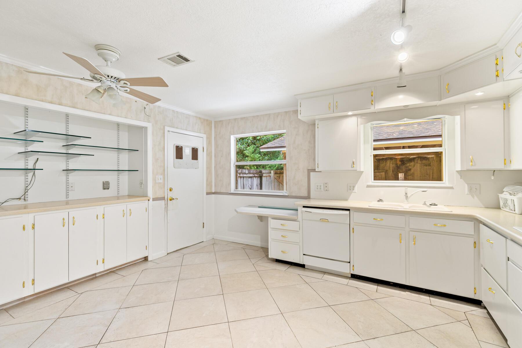 COUNTRY CLUB ESTATES - Residential