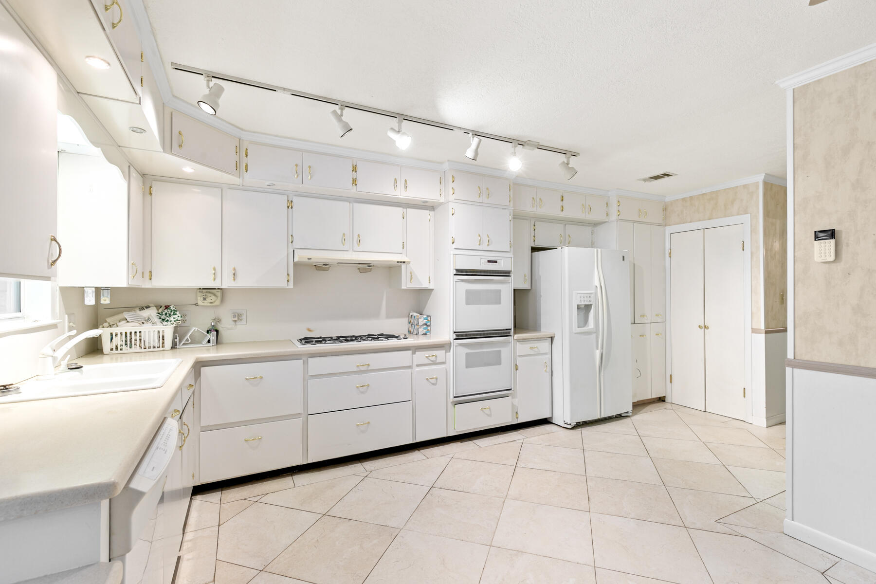 COUNTRY CLUB ESTATES - Residential