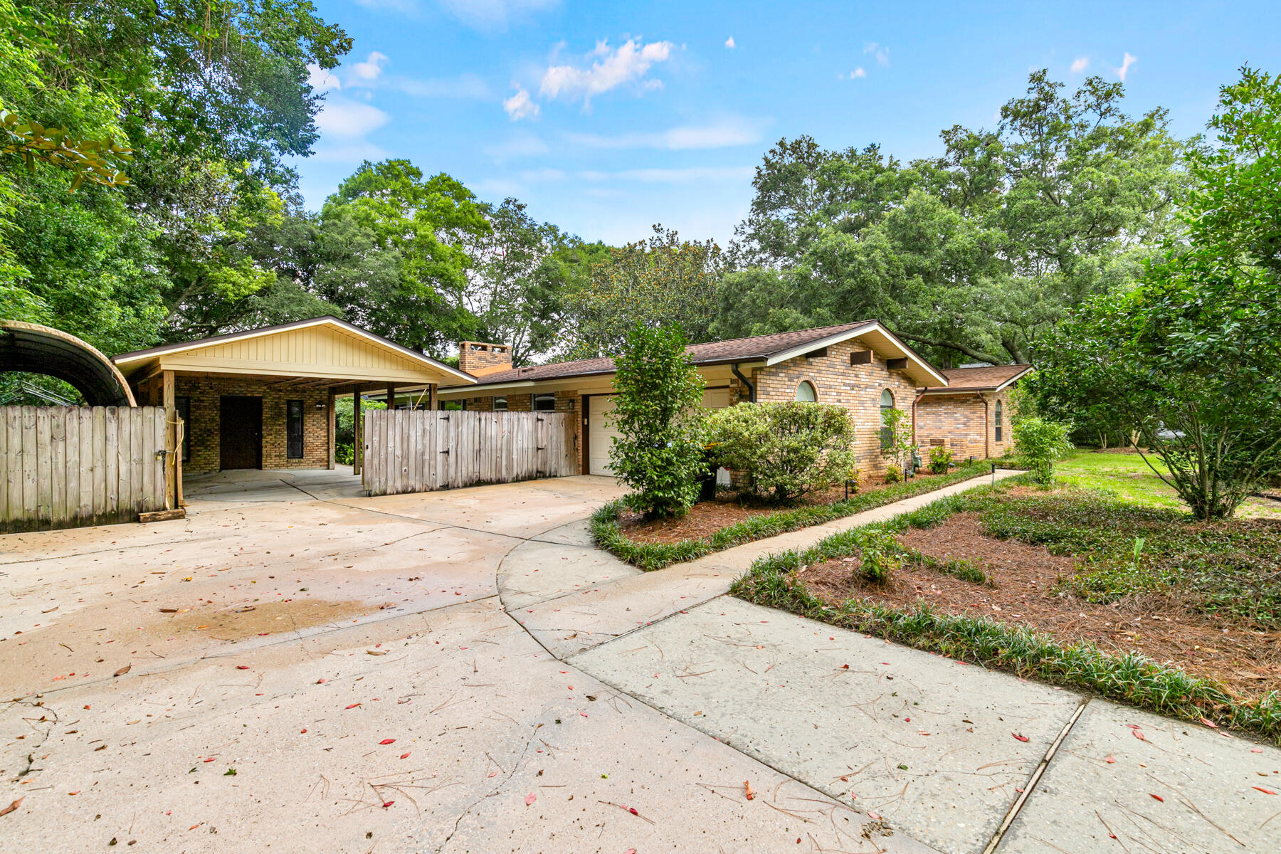 COUNTRY CLUB ESTATES - Residential