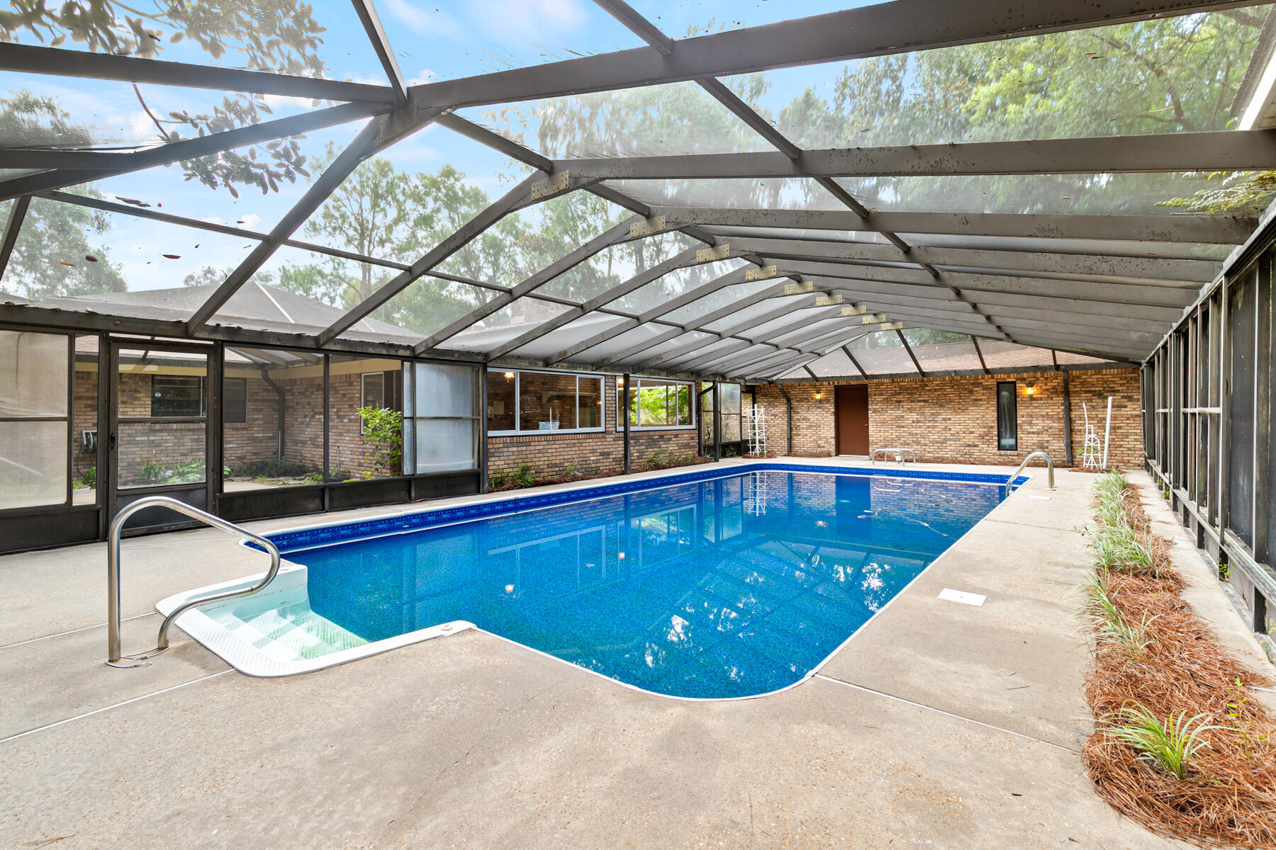 COUNTRY CLUB ESTATES - Residential