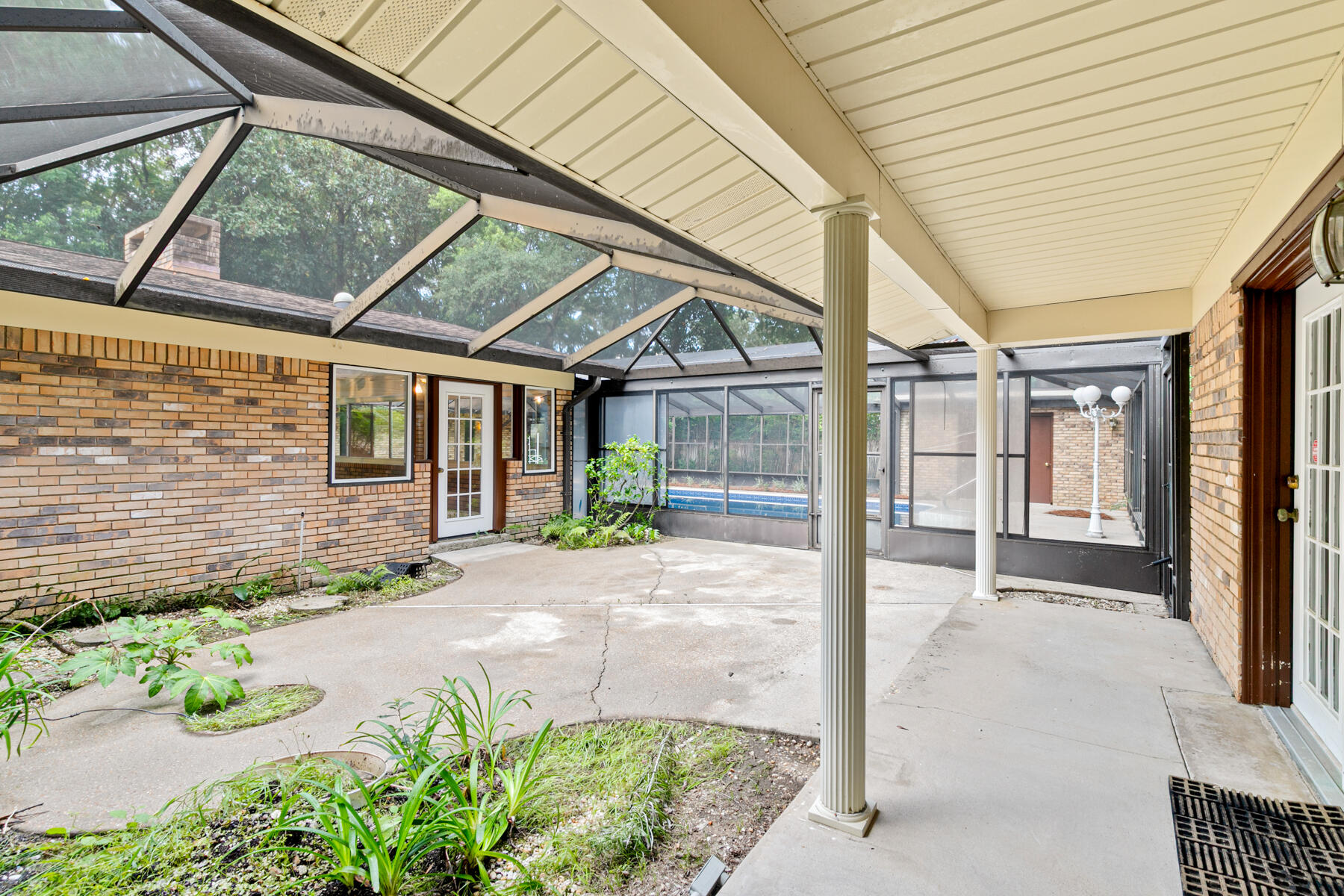 COUNTRY CLUB ESTATES - Residential