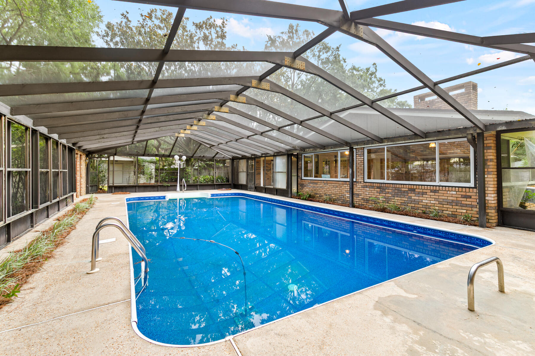 COUNTRY CLUB ESTATES - Residential