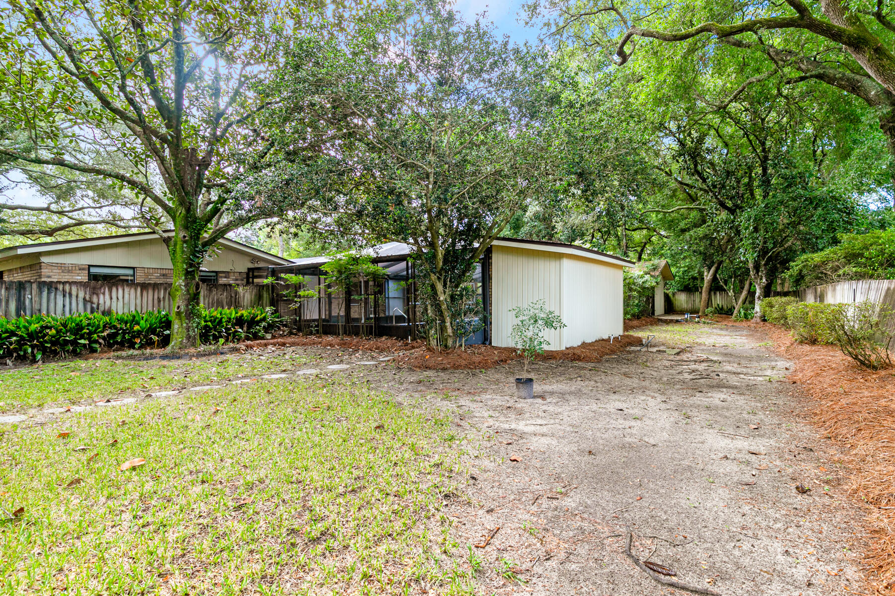 COUNTRY CLUB ESTATES - Residential