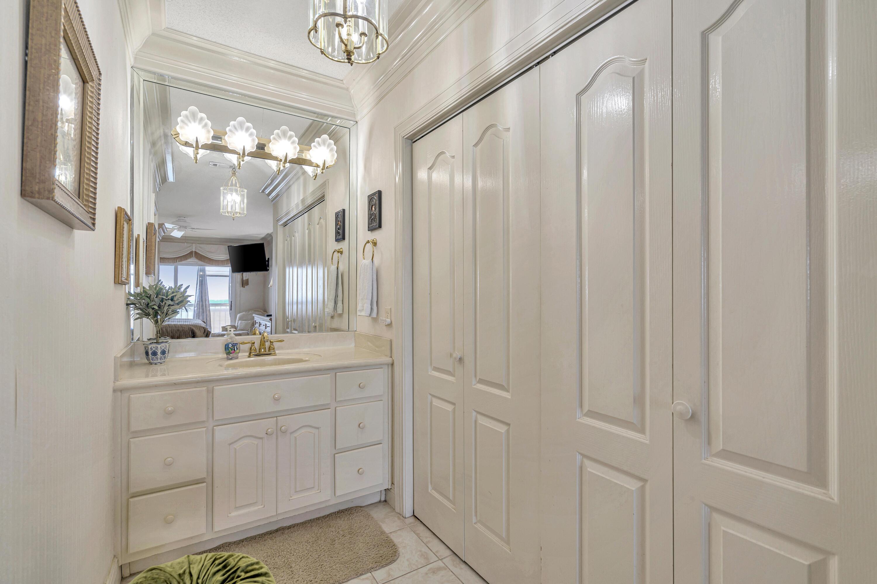 REGENCY TOWERS - Residential