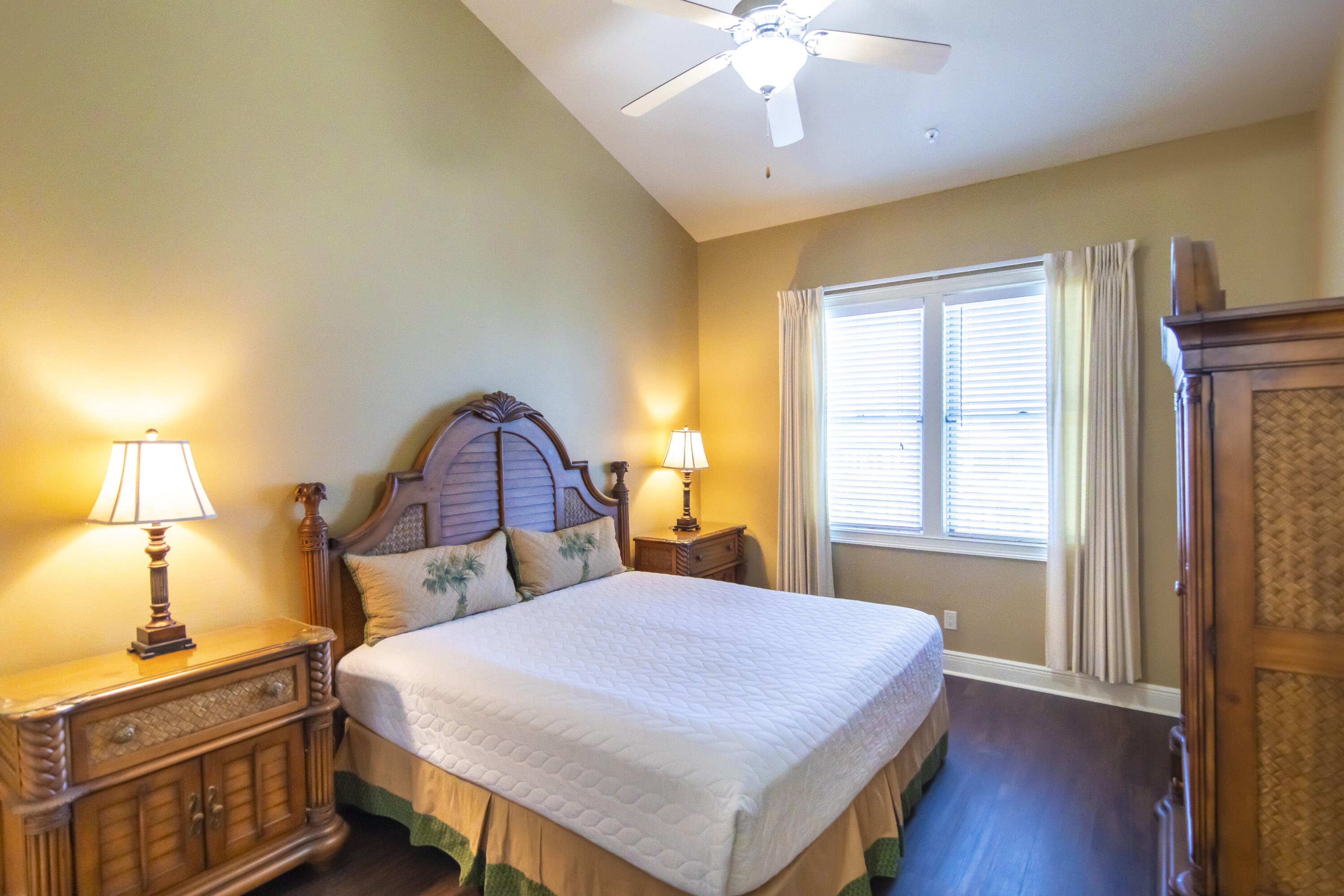 JOURNEYS END CONDO - Residential