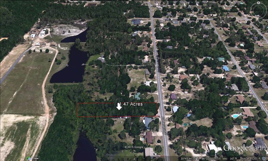 1.47 acres ready for your beautiful dream home to be built on. Located near center of Crestview for easy access to everything. Within 30 minutes of local bases and beaches.