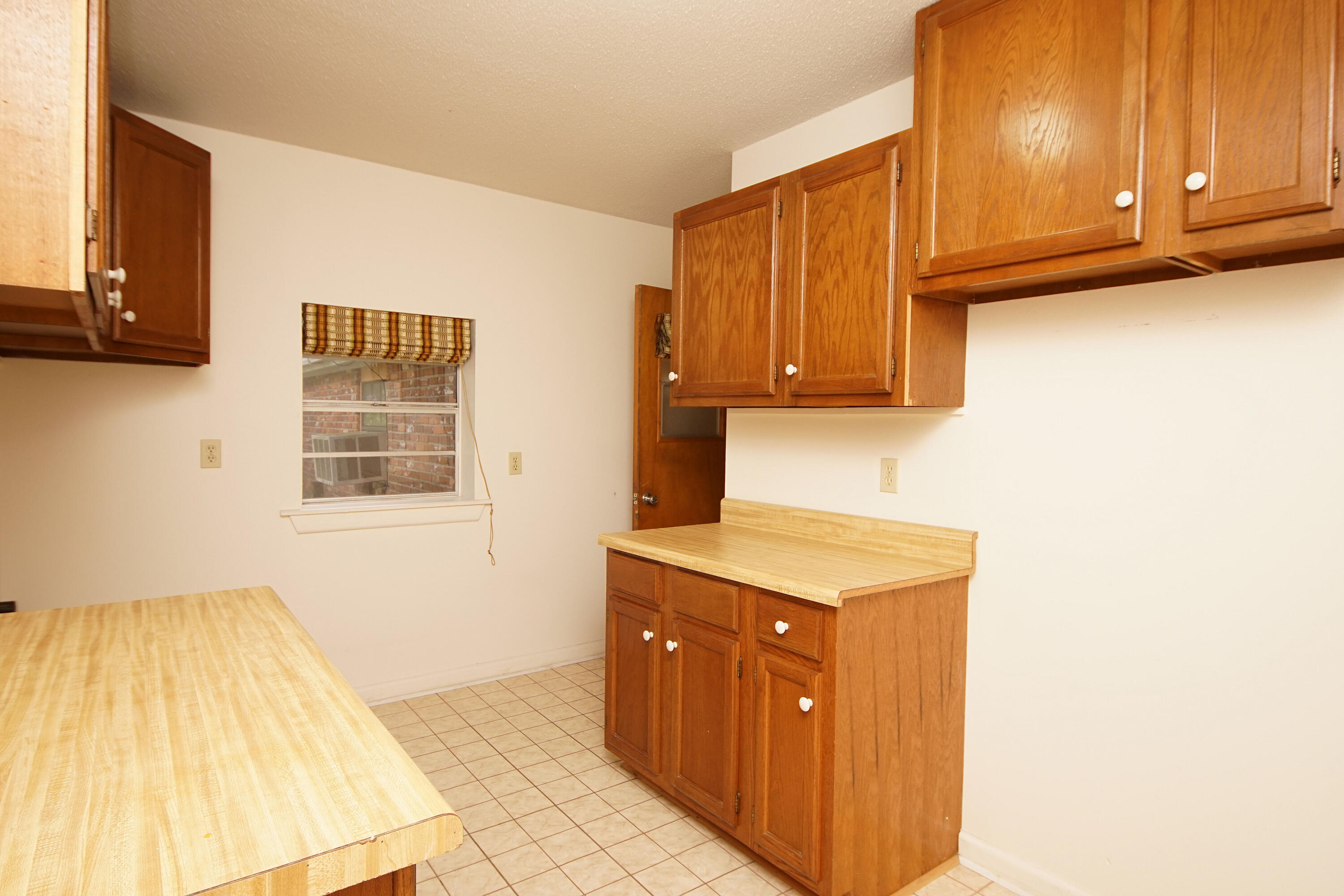 BAYOU POQUITOWOODLAND SHORES LOT 3 & N25 FT LOT 4 BLK G LESS the east 146.7 FT SOLD - Residential