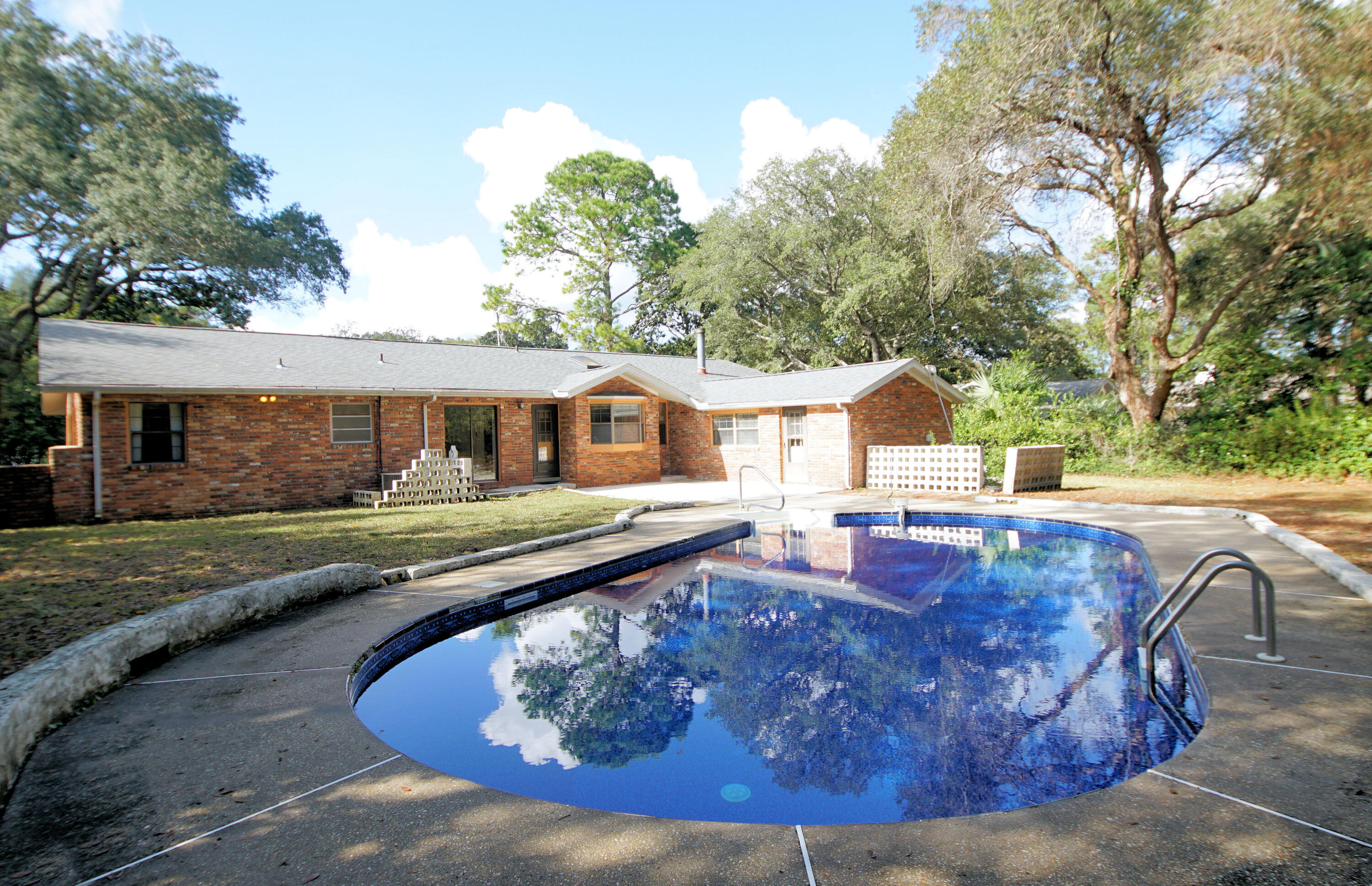 BAYOU POQUITOWOODLAND SHORES LOT 3 & N25 FT LOT 4 BLK G LESS the east 146.7 FT SOLD - Residential