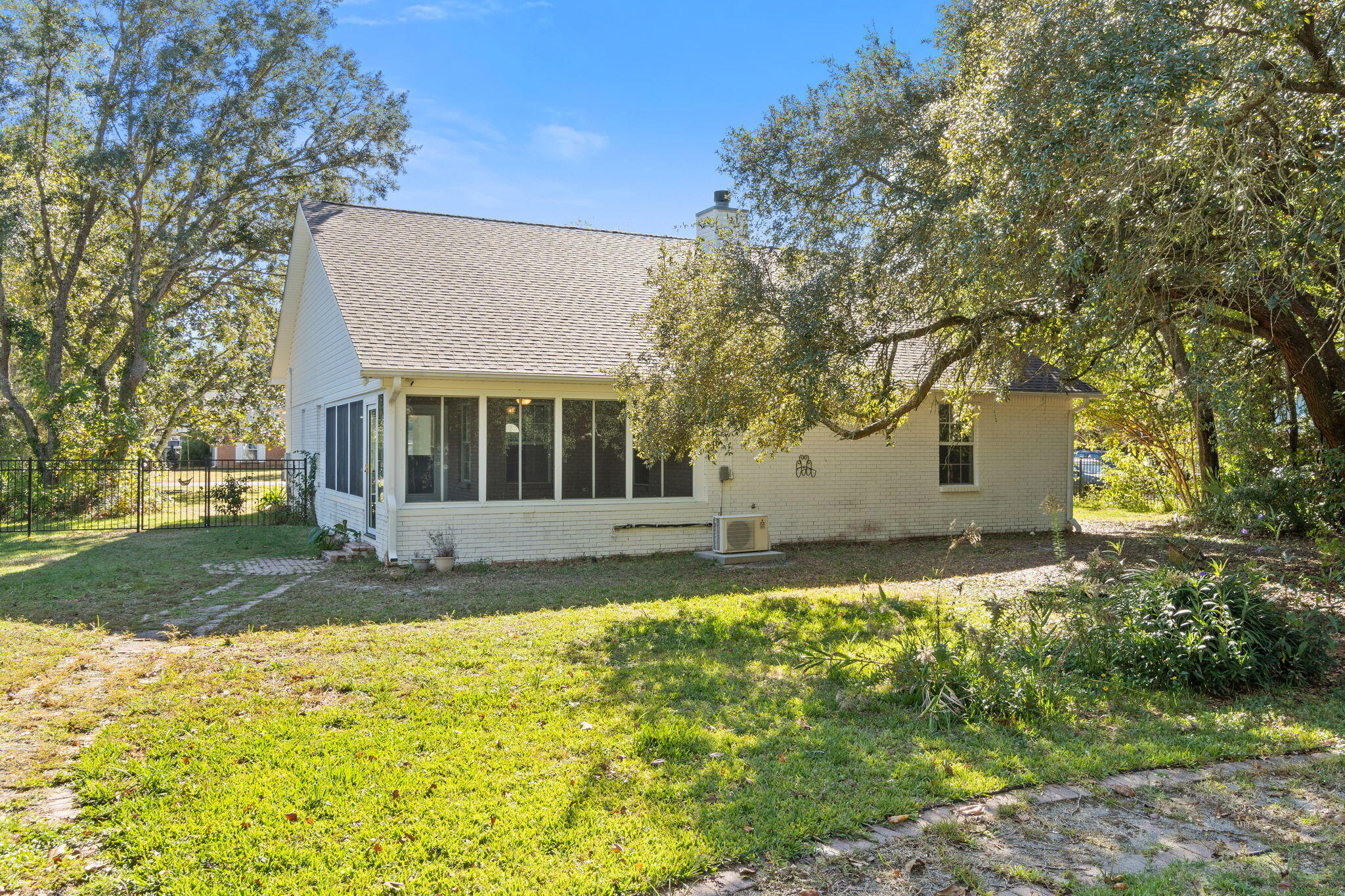 ROBLEDAL ESTATES - Residential