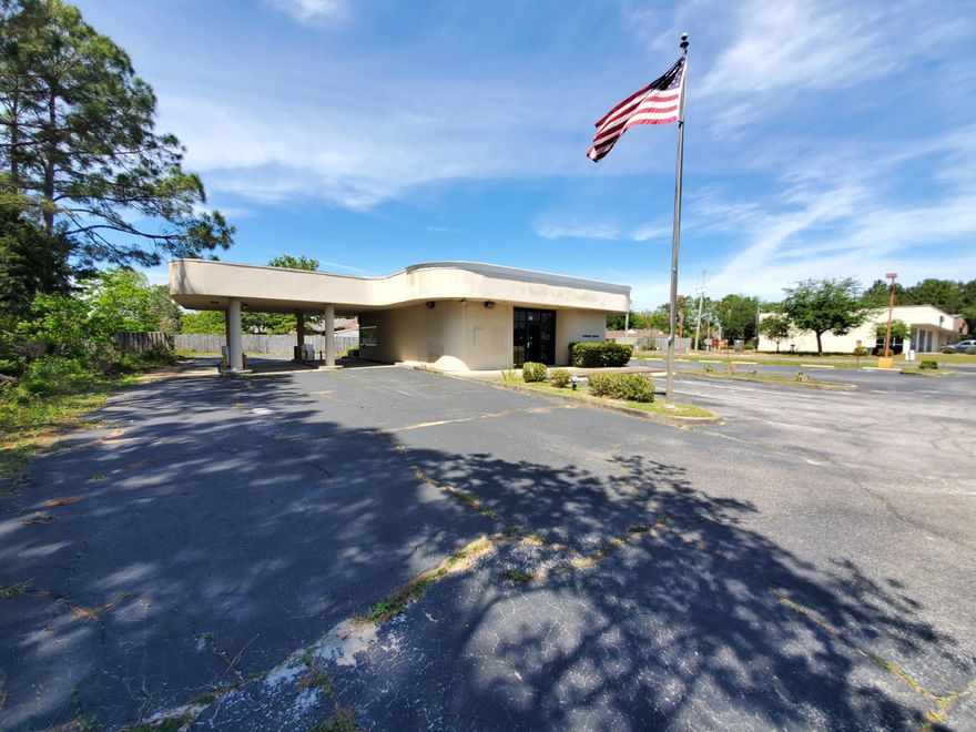 Excellent opportunity for your commercial retail concept or bank branch in a booming area between Fort Walton and Navarre. 40,000 cars per day.