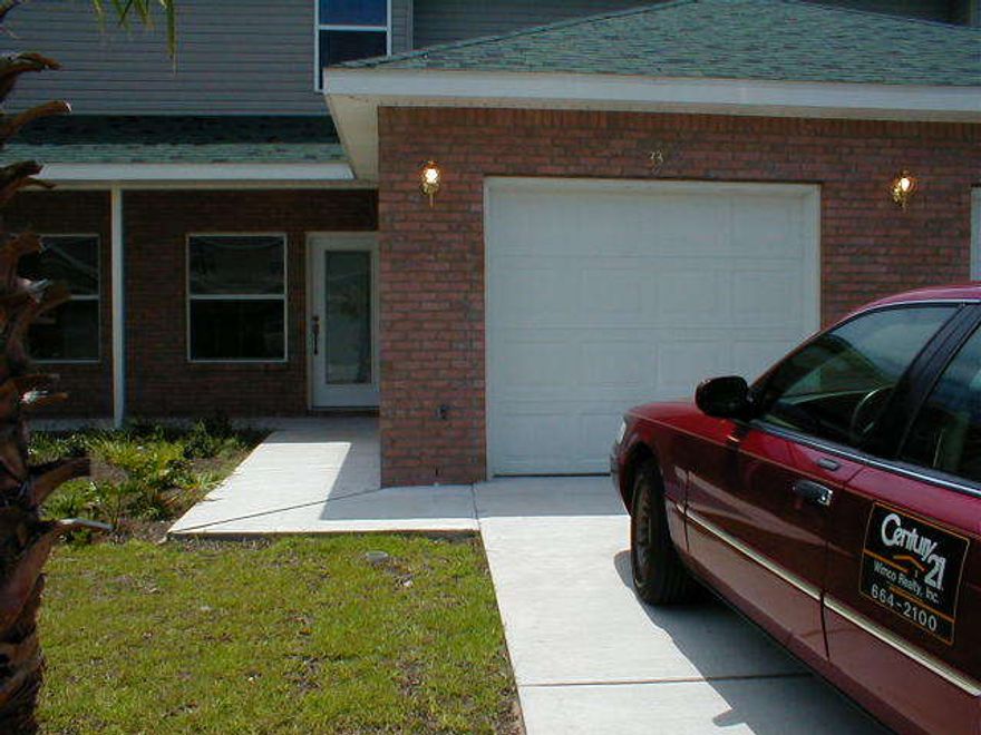 VERY NICE TOWN HOME IN THE HEART OF DESTIN. CERAMIC TILE DOWNSTAIRS. LARGE MASTER BEDROOM. NO PETS PLEASE