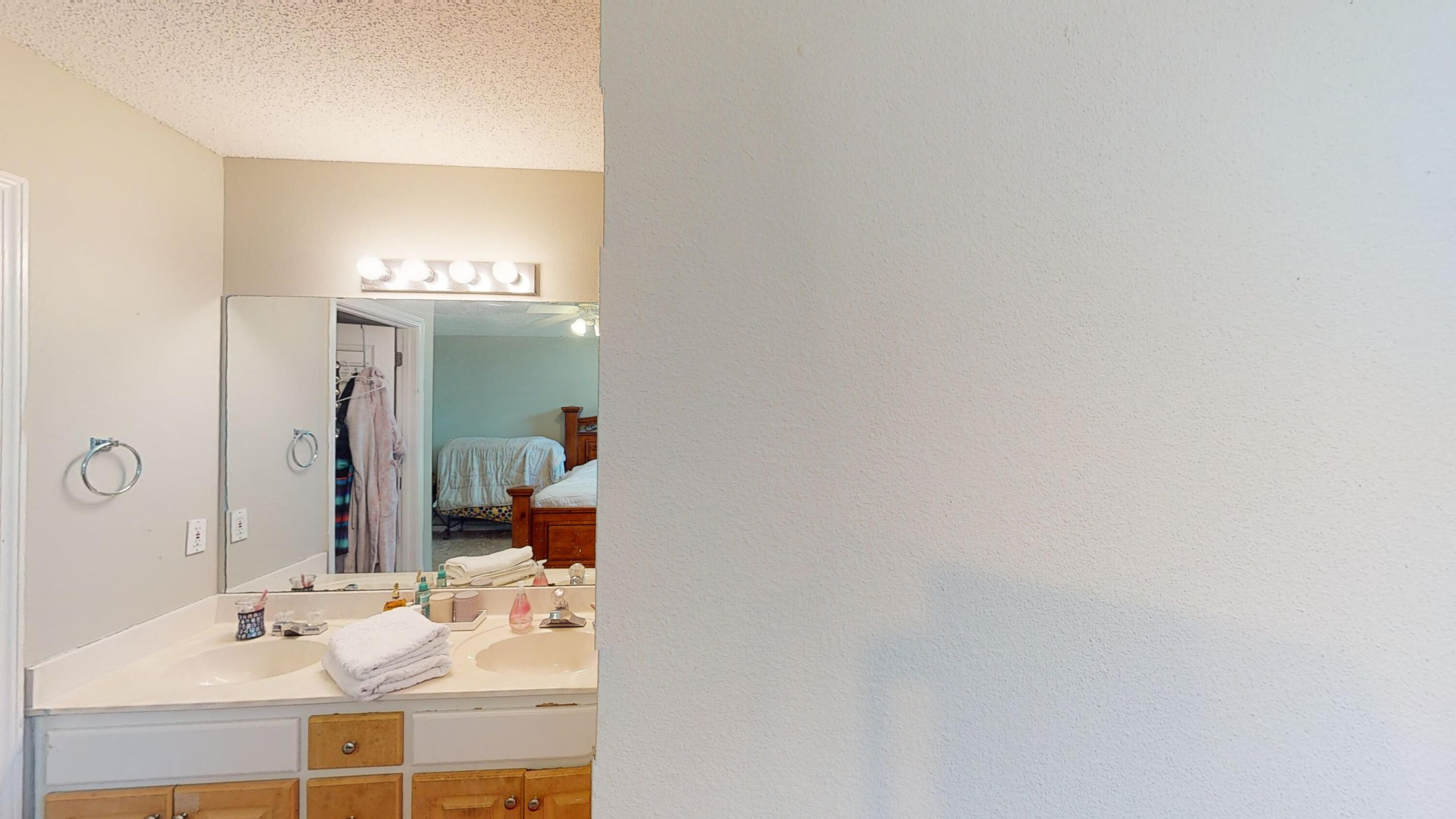 HIDDEN BAY VILLAGE - Residential