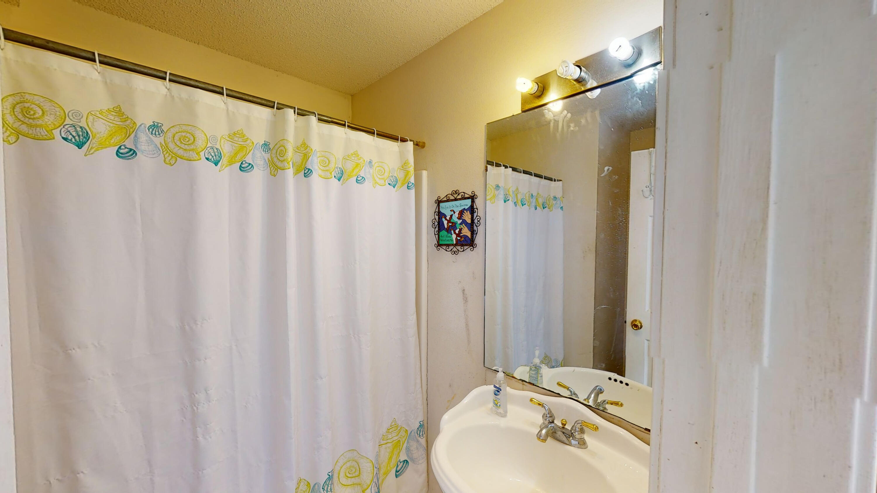 HIDDEN BAY VILLAGE - Residential