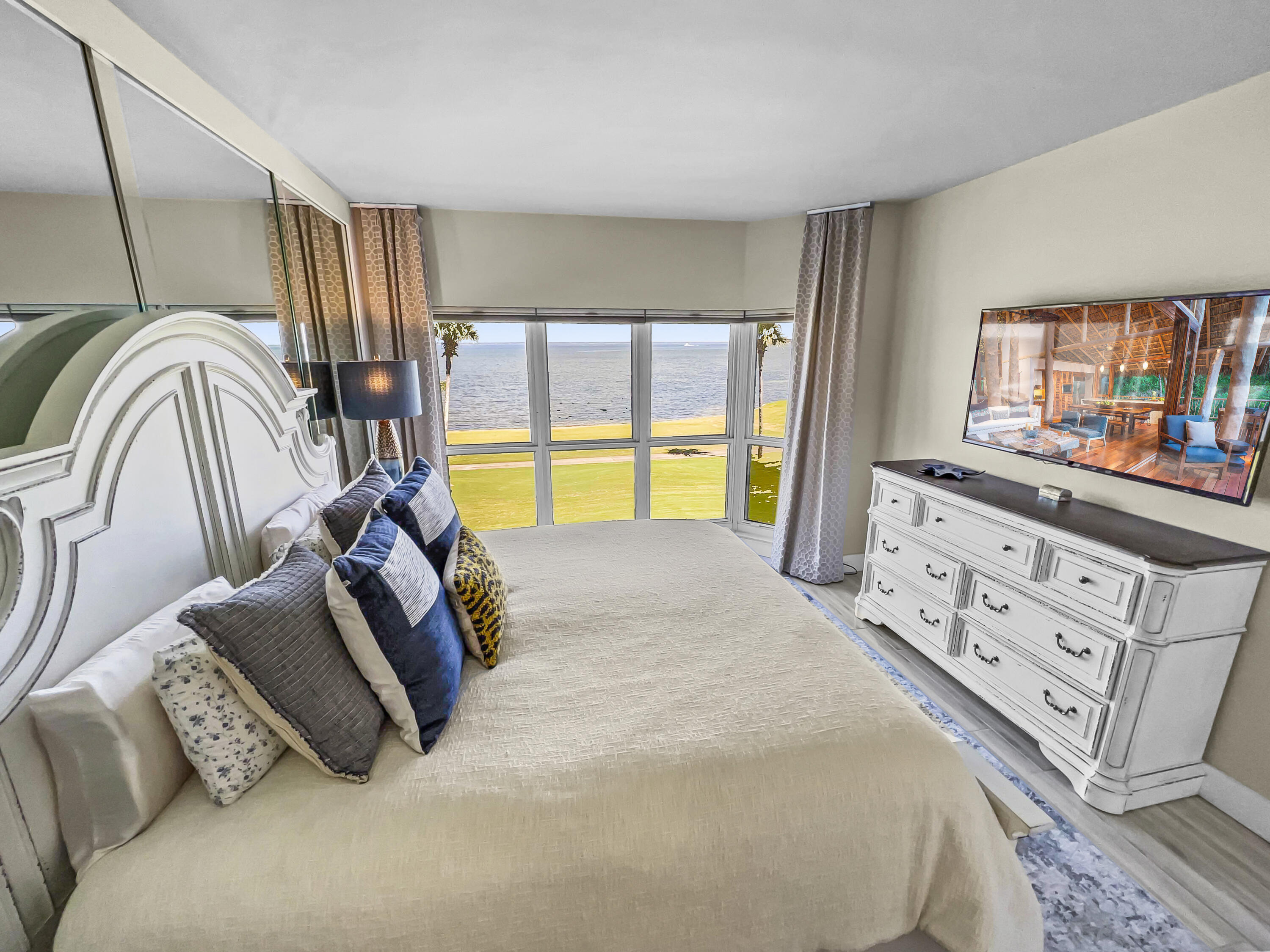 PLAYERS CLUB ON THE BAY THE - Residential