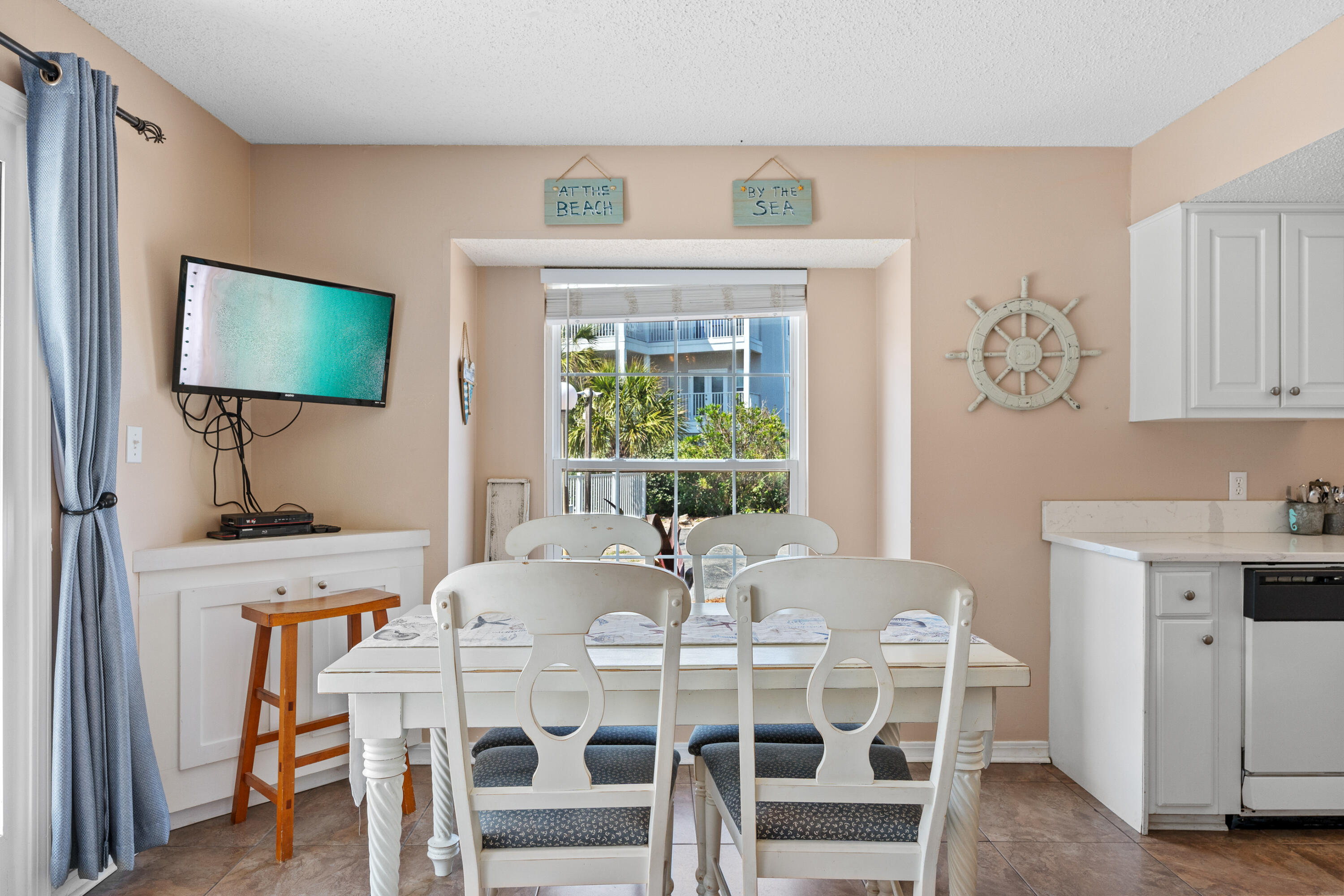 SUMMER BREEZE CONDO - Residential