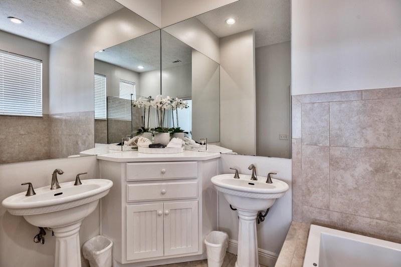 Lot 9-B BEING MORE PARTICULARLY DESCRIBED AS:COM AT THE NE/C OF LOT 10 DANABEACH S/D - Residential