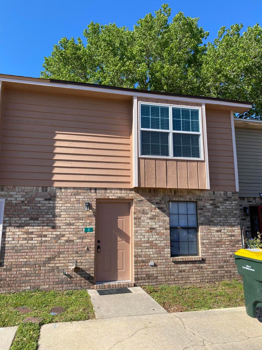 Nice town home by FWB high school and Edwins Elementary. Central to shopping, beaches, downtown FWB, Eglin and Hurlburt Fld AFB's. 
Stainless steel appliances, granite countertops in kitchen and bathrooms, newer faucets. Walk in closet master bedroom. Neat and clean and avail for rent now!
Qualifications:
One year lease, no pets, no smoking, clean credit (minimum 700 FICO credit score required in addition to meeting applicant rental criteria) good and verifiable rental and employment history. 
Nonrefundable fee from security deposit upon vacating for carpet and pest control. 
Text for more info today!