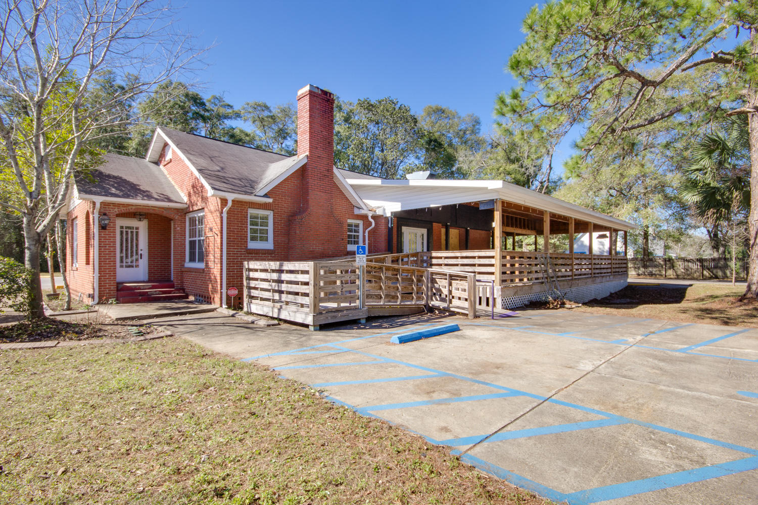 Main image without alt text