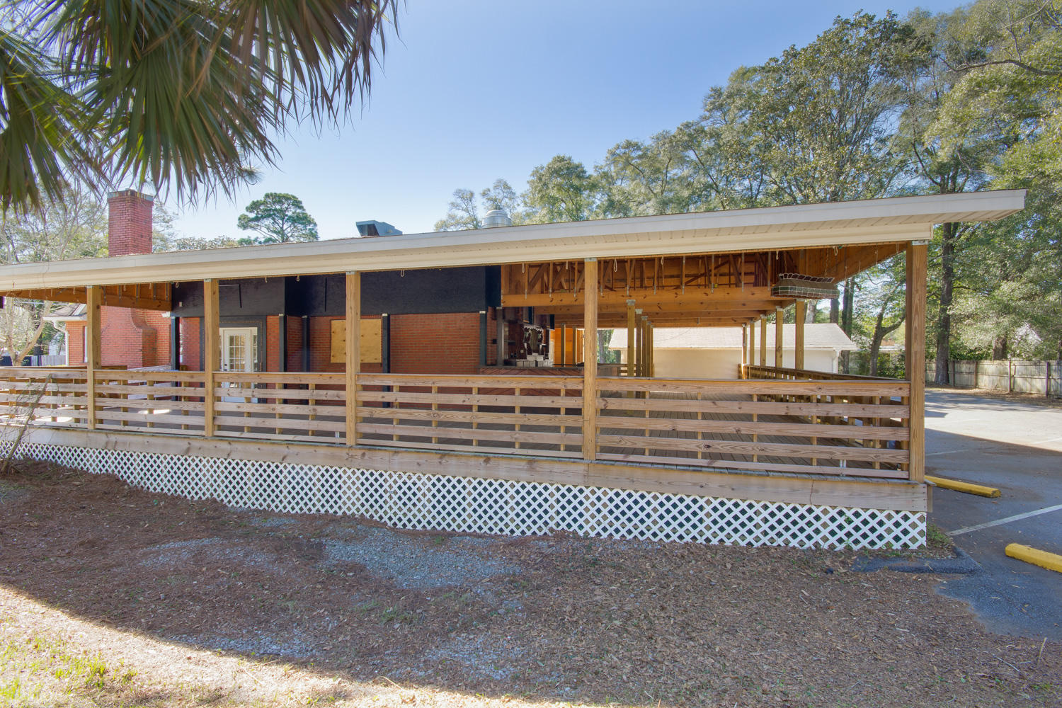 Main image without alt text