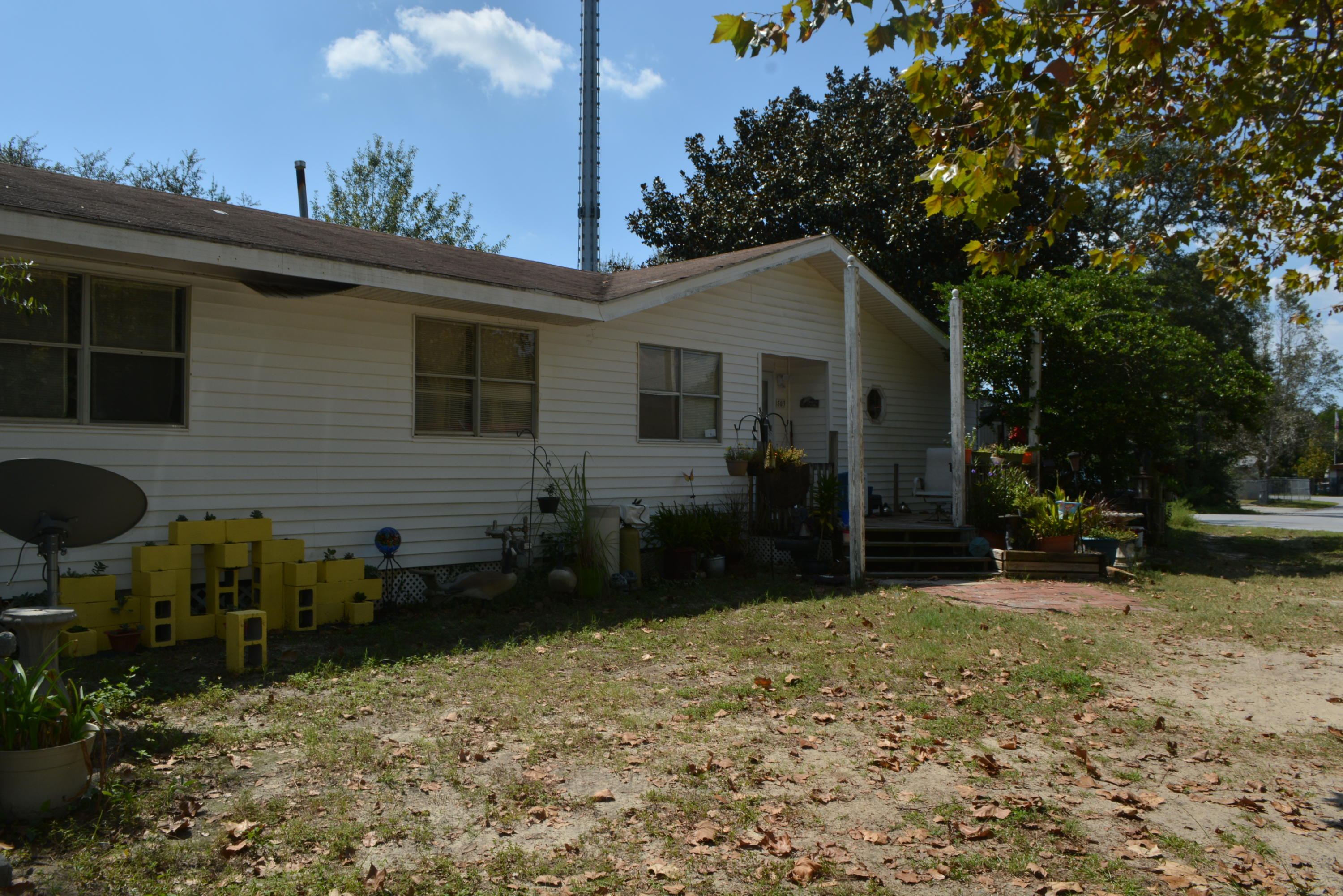 ** INVESTOR OPPORTUNITY SPECIAL ** Great location just 1 block off of HWY 98 that is zoned COMMERCIAL with SINGLE FAMILY usage! CORNER LOT. 4/2 MODULAR JIM WALTERS HOME ON PROPERTY with open floor plan.. kitchen and Living Room Great Room. Please call for more information!