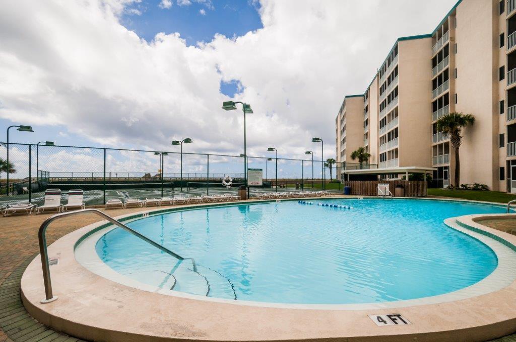 HOLIDAY SURF & RACQUET CLUB - Residential