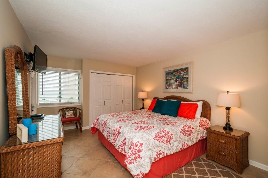 HOLIDAY SURF & RACQUET CLUB - Residential