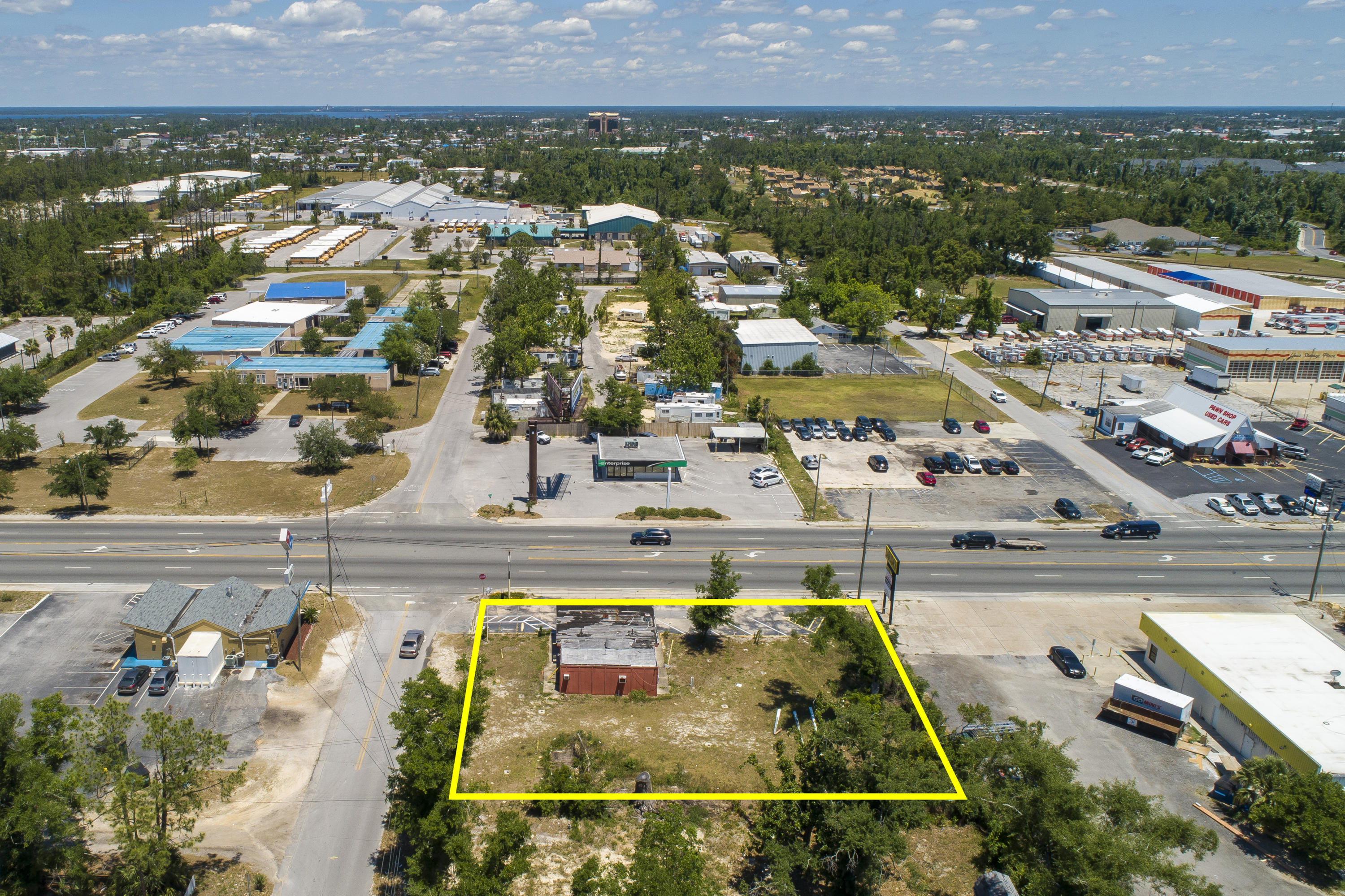 Phenomenal commercial site located on a high traffic corridor, 15th Street, with an annual average traffic count of 35,000+ vehicles per day. The site is 135 frontage feet by 125 feet deep or 0.387 acres. This site has a small building on it with no value. The building is approximately 1044 square feet. A new building with approximately 1990 square feet can be built on the lot with no retention pond. However, if a larger building is needed there will need to be a retention pond. The building can be taken down by the current owner pending a solid contract.