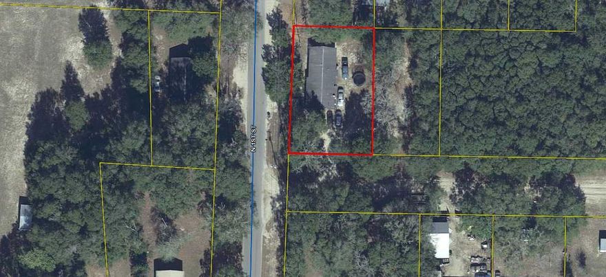 3 Bedroom and 1 bath in the heart of DeFuniak Springs. Close to downtown and lakeyard activities. Very solid and secure home with new roof. Great starter home and owner will consider financing. Additional photos coming soon.