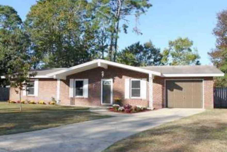 3 bedroom 2 bath home in the heart of Niceville on a large privacy fenced lot. Wood laminate floors, updated bathrooms, additional family room, large pantry in the kitchen, and a covered patio area. boat launch just down the street, and a short 15 minute drive to Destin. Conveniently located to Eglin Air Force Base.