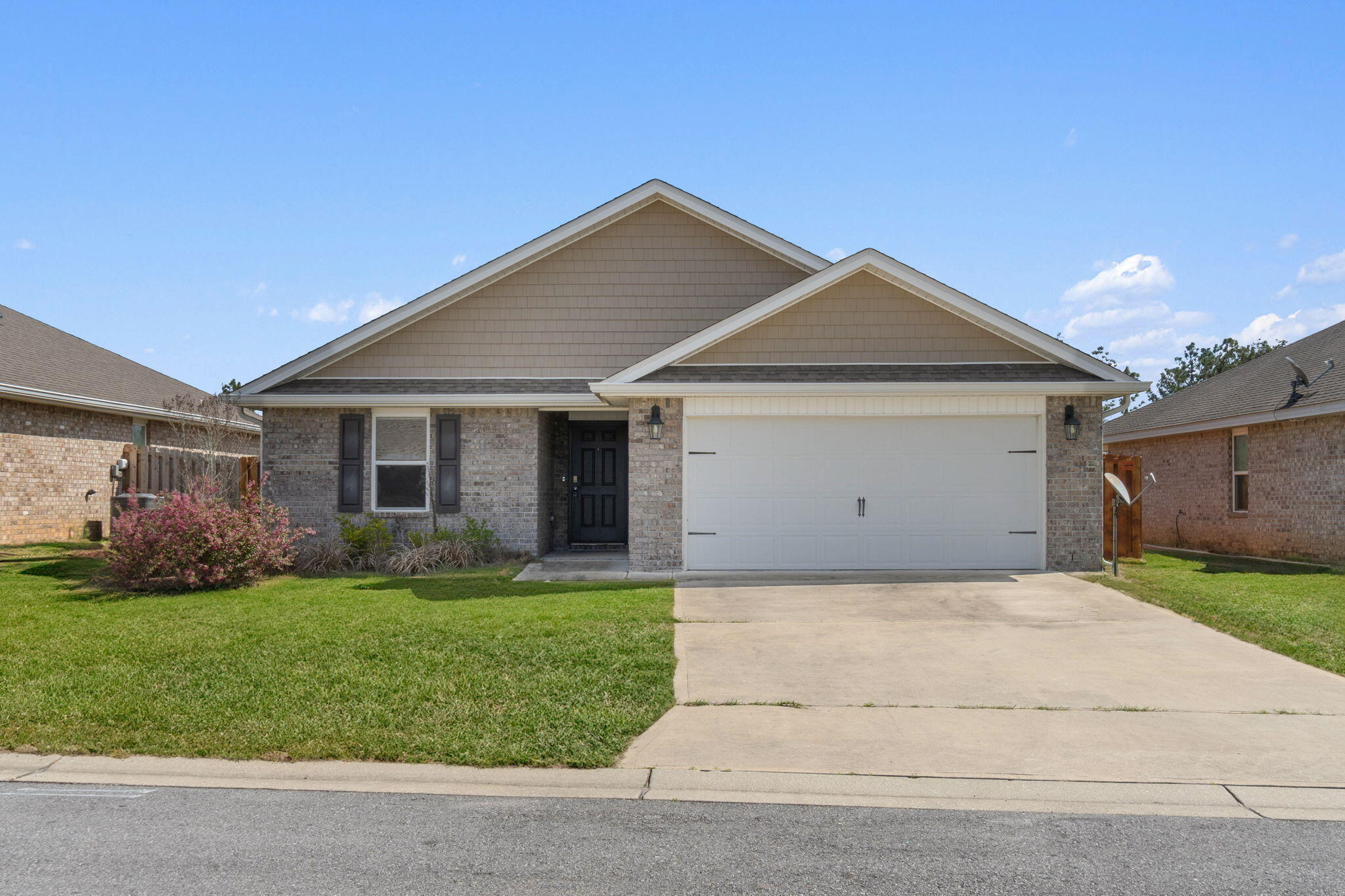 AVAILABLE NOW... 10% off special for the first two months rent!! 3bd/2bth home nestled in Redstone Commons. COMMUNITY POOL, playground, and Clubhouse on site! This open floor plan is accentuated by abundant natural light and contemporary finishes throughout. Freshly painted interior walls add a touch of elegance to the home.NO smoking and ONE pet allowed.All applicants are required to complete an application on PetScreening.com regardless of if they own a pet or not. Applicants with an ESA are also required to complete the application. We also offer a security deposit waiver option for tenants such that they do not have to pay a security deposit upfront. Terms and conditions apply. Review addenda for details.
This property is a part of a Homeowners Association and tenants will be required to adhere to certain rules and restrictions. If you have any questions, you may request to view the HOA Covenants prior to application.