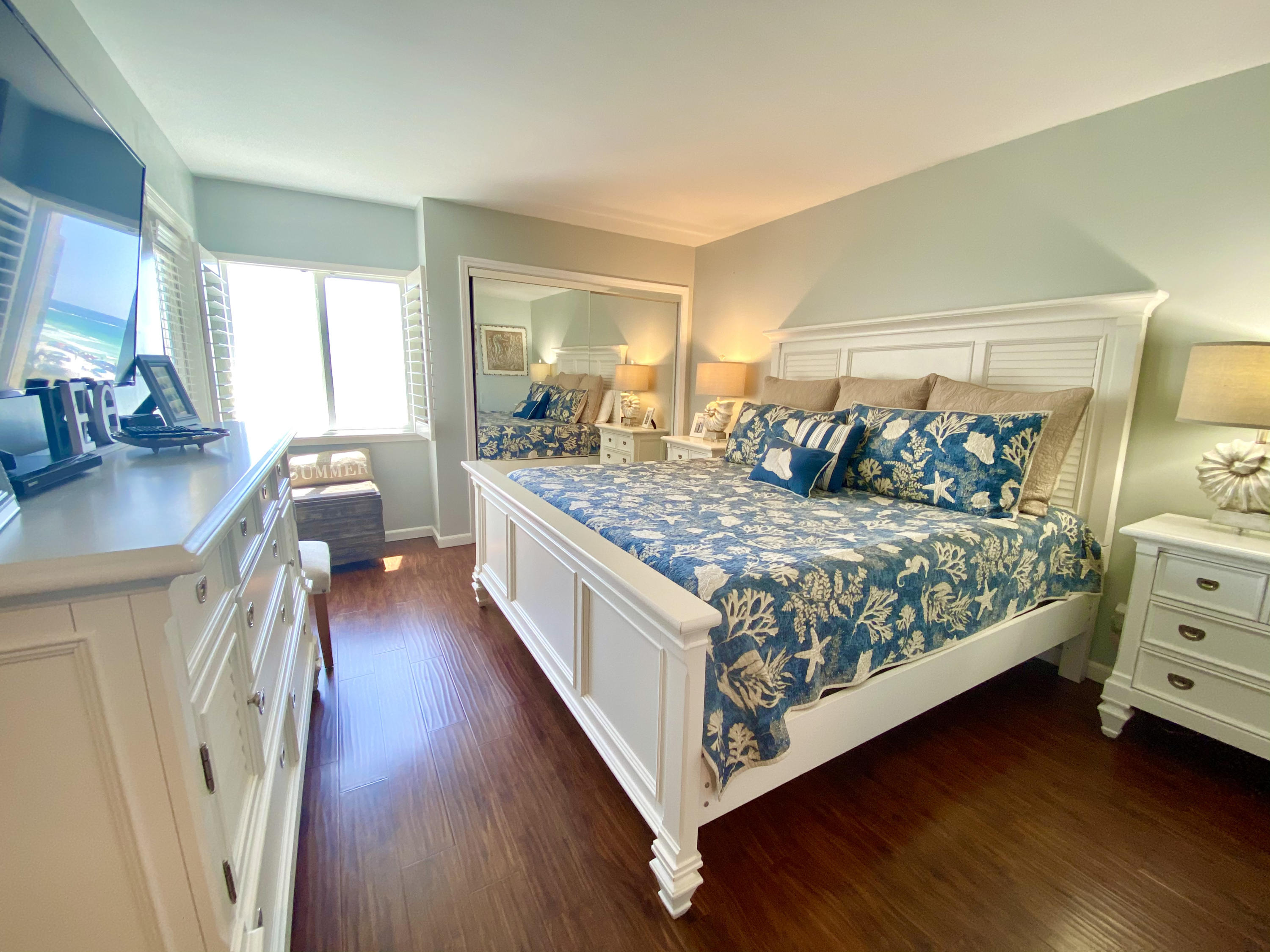 HOLIDAY SURF & RACQUET CLUB - Residential