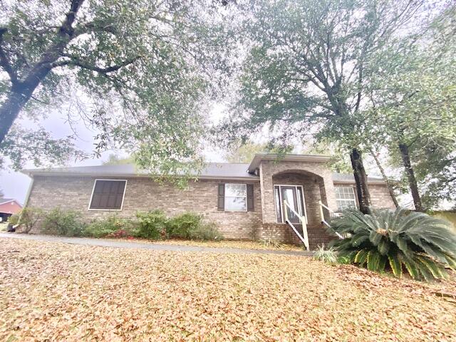 *Available January 24th!*Great home tucked away in North Crestview! This split floor-plan, 3 bed, 2 bath home features a large open living room and kitchen, a separate dining room or office, a large master bedroom with garden tub and large separate shower. The home has new LVP flooring in the main areas, and carpeted bedrooms. The location is a mere 5 minute walk to the elementary school and a short drive or bus ride to the high school or middle school.Sorry, no pets allowed.Tenant to verify all data.Please contact Sound Choice Real Estate to schedule a showing- 850-389-8533.