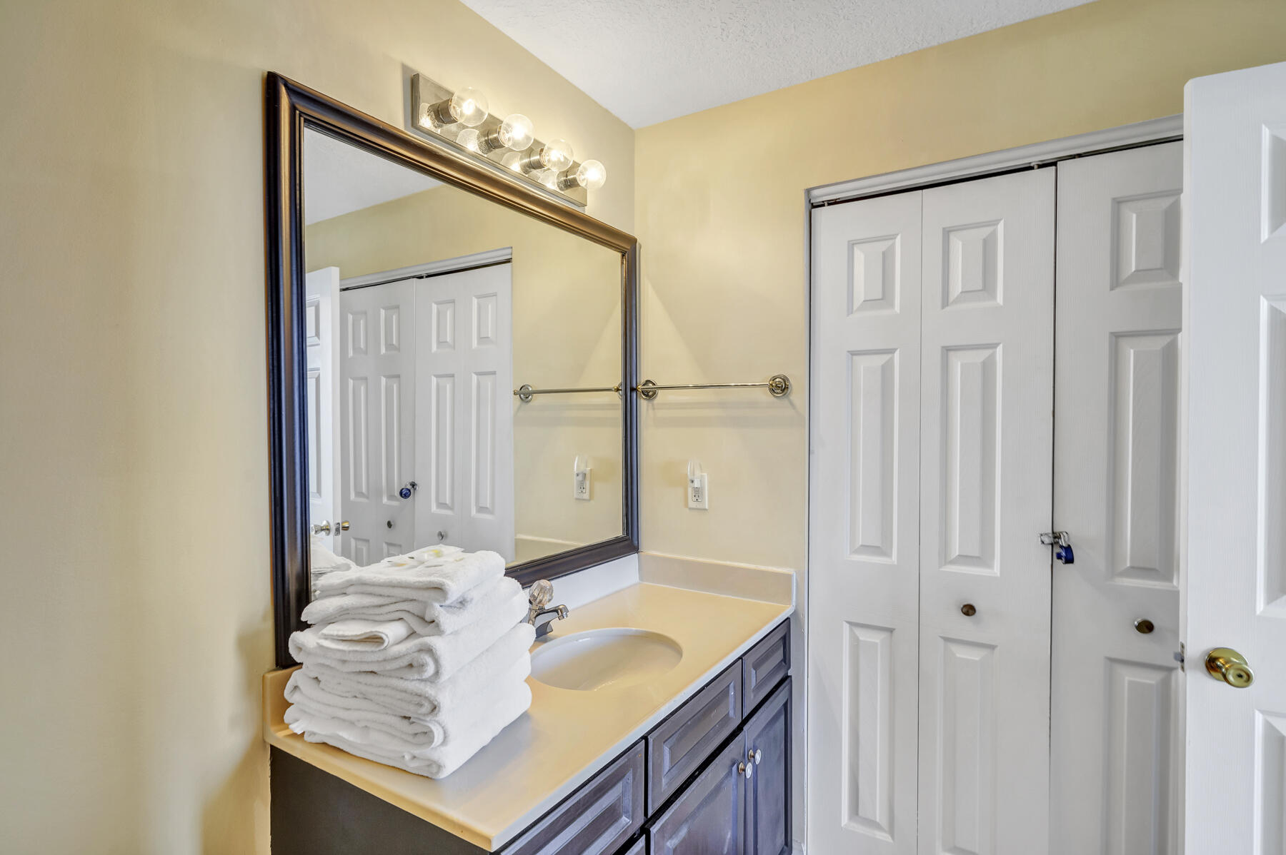 Twin Palms Resort - Residential