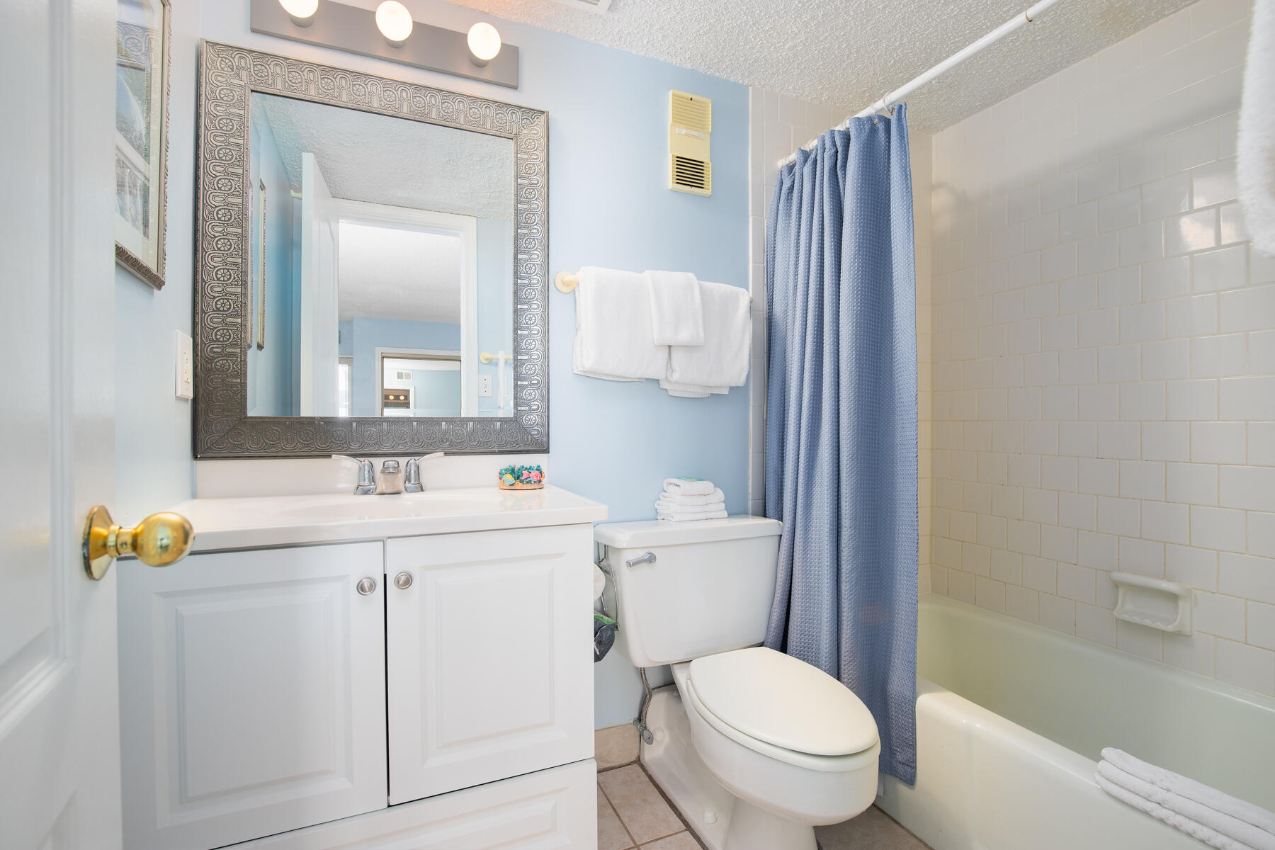 HOLIDAY SURF & RACQUET CLUB - Residential