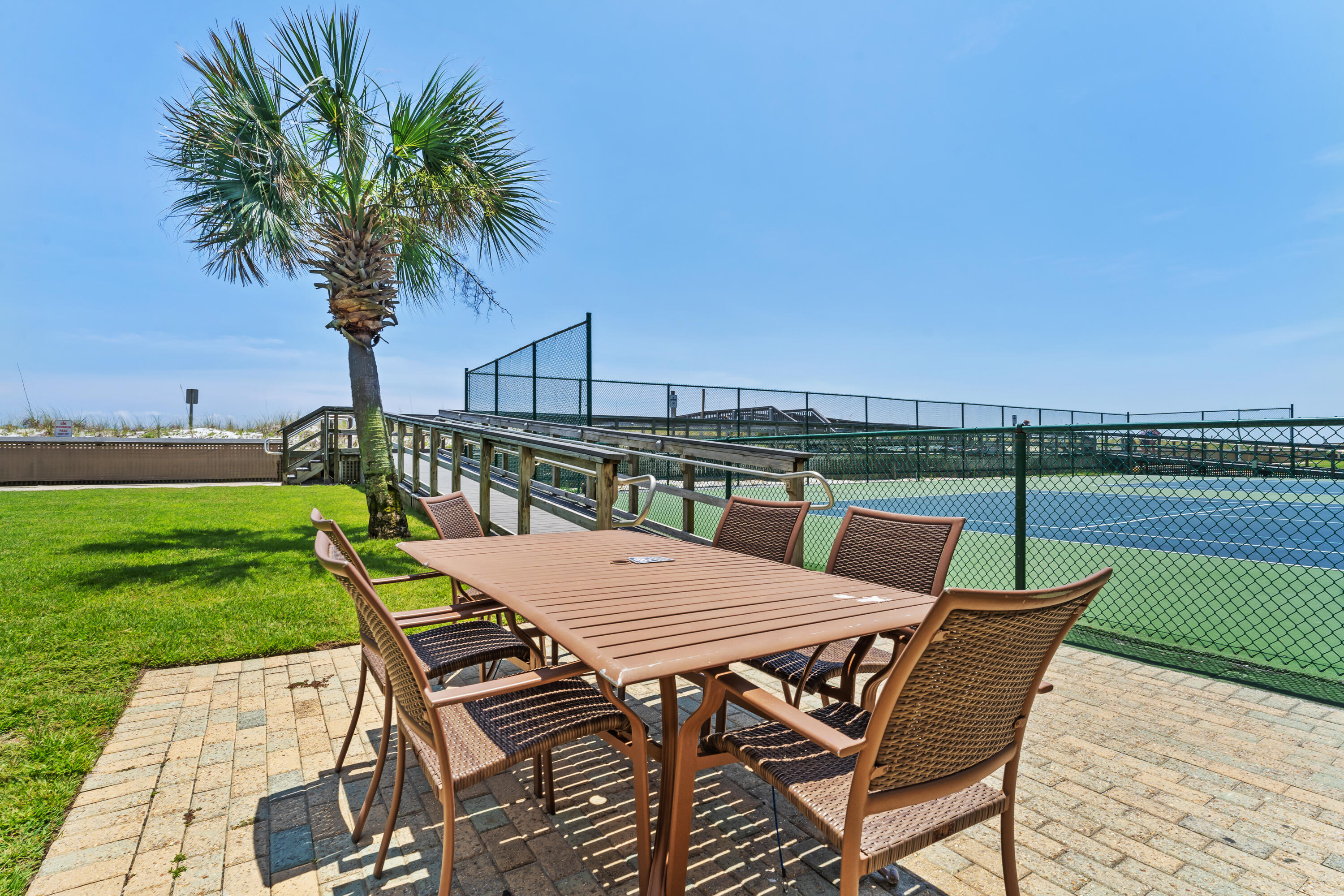 HOLIDAY SURF & RACQUET CLUB - Residential