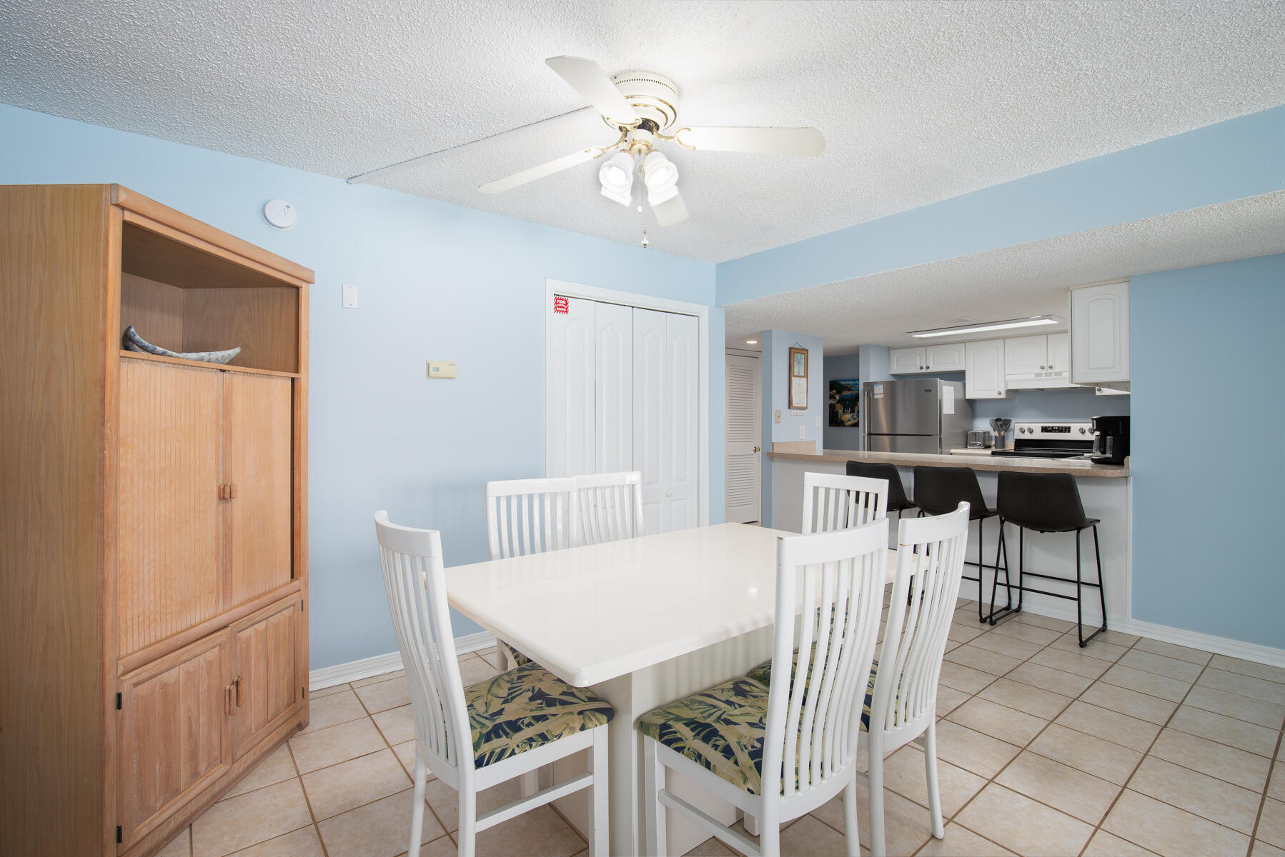 HOLIDAY SURF & RACQUET CLUB - Residential