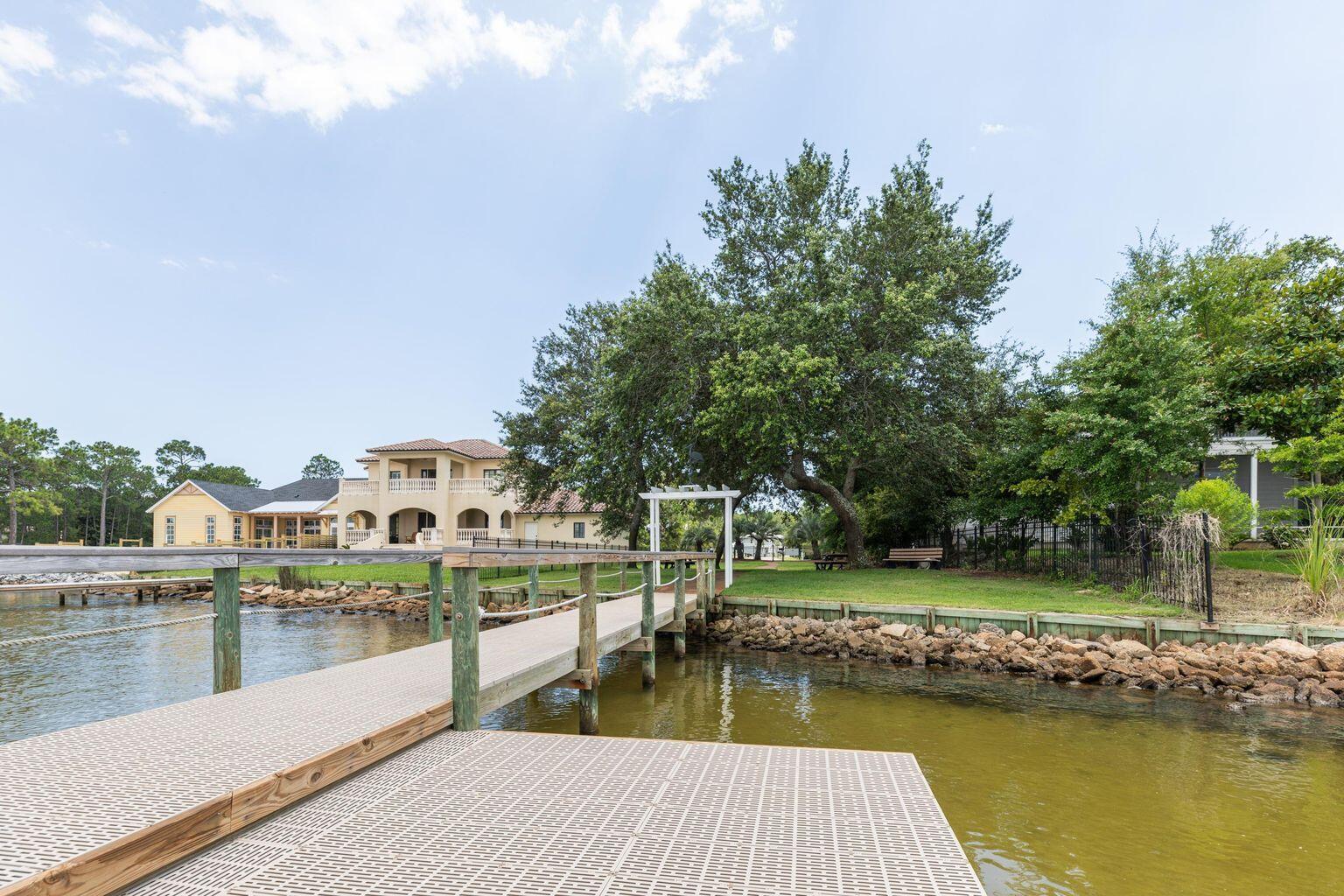 PELICAN BAY - Land