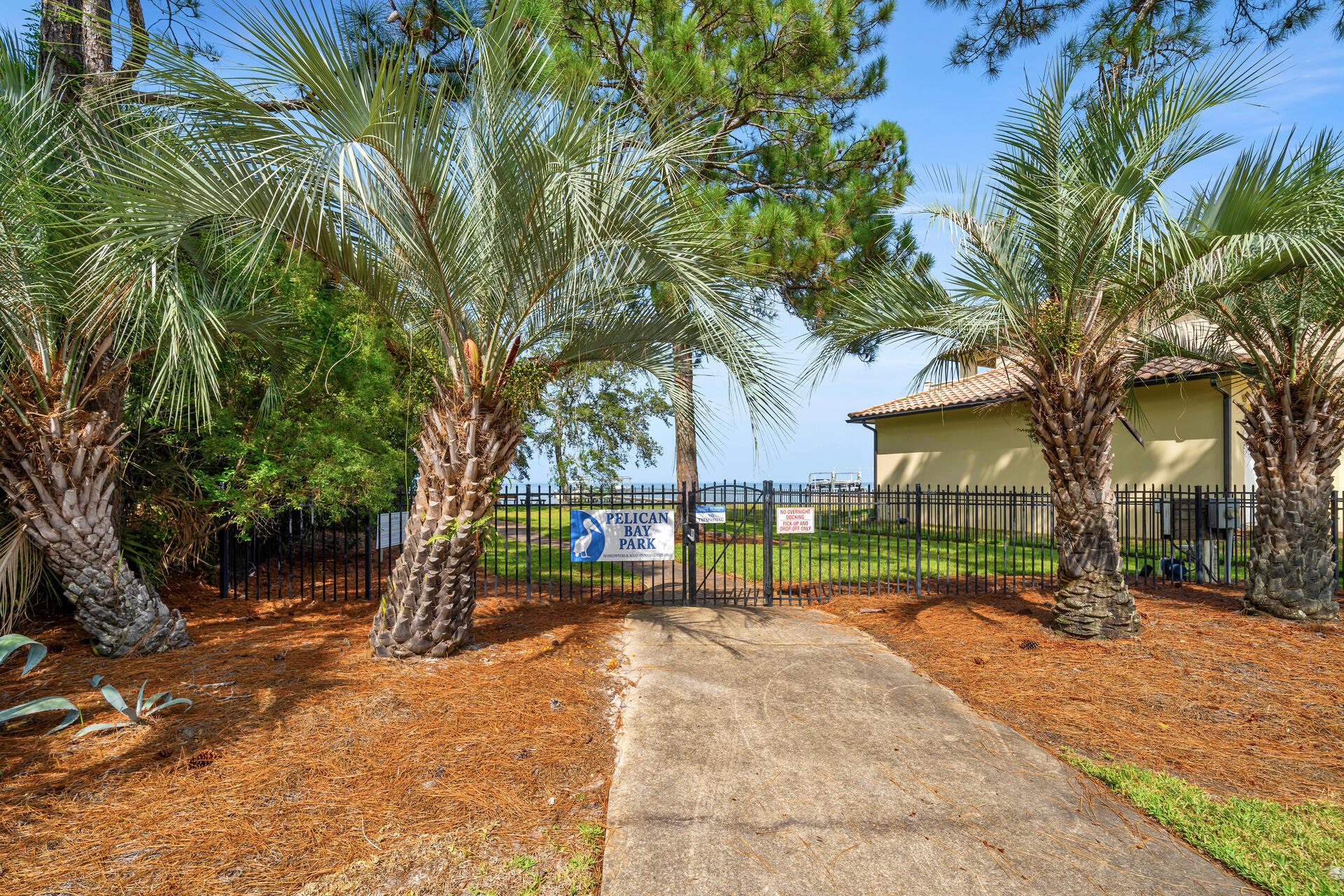 PELICAN BAY - Land