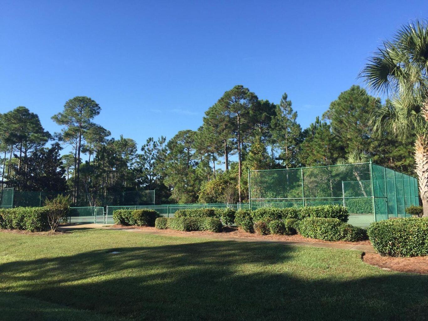 PELICAN BAY - Land