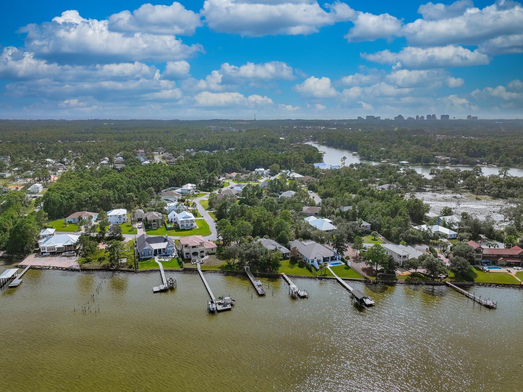 PELICAN BAY - Land