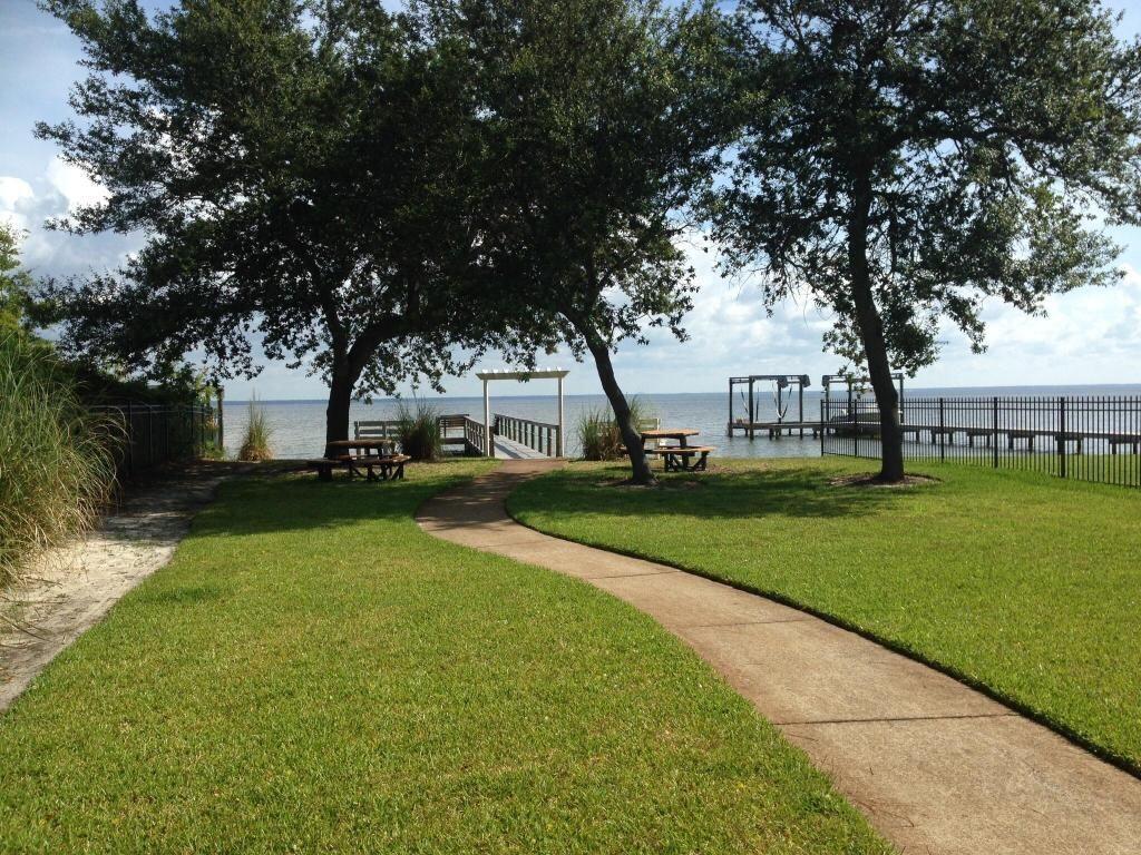 PELICAN BAY - Land