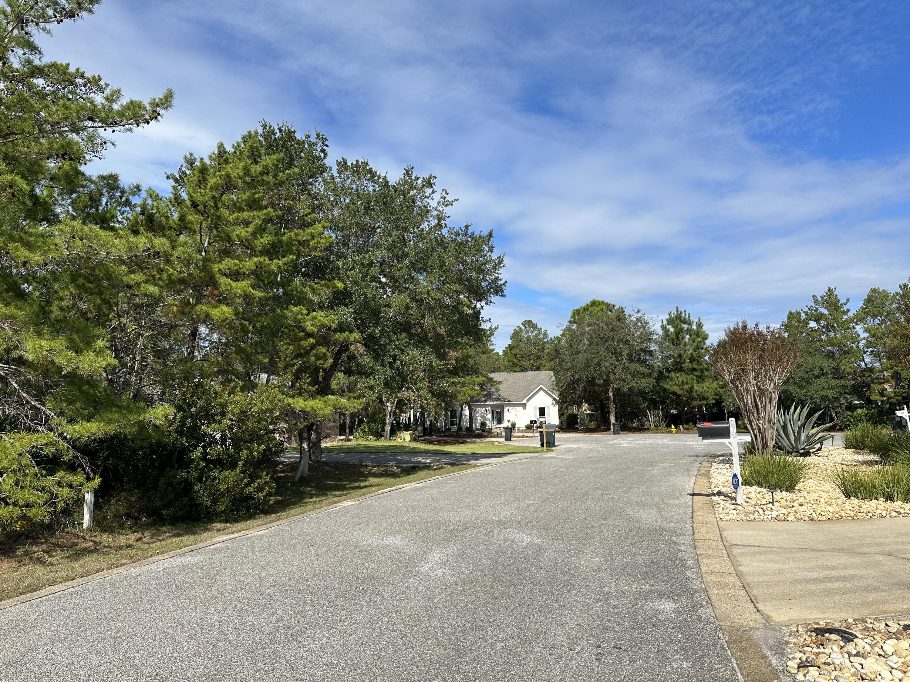 PELICAN BAY - Land