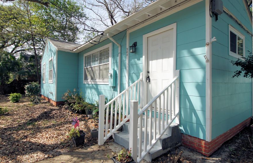 Location and upgrades! BRAND NEW ROOF 2019! In highly sought after Elliot Point, this beautiful Florida cottage sits on over a third of an acre. The seller beautifully updated this home to include reviving the original Red Oak floors (NO CARPET), changing the floor plan to open up the living area- eliminated odd dining room-and open to fully remodeled kitchen. The washer/dryer hook-up was brought into the main house rather than the since removed detached garage, and both bathrooms received facelifts. The expansive master bedroom opens to the vast back yard. Breathtaking mature oak trees in the front and back yards. A short stroll takes you to a public boat slip (with parking) and a small public beach. See this home today while available.Annual termite bond renewed March 1, 2019.