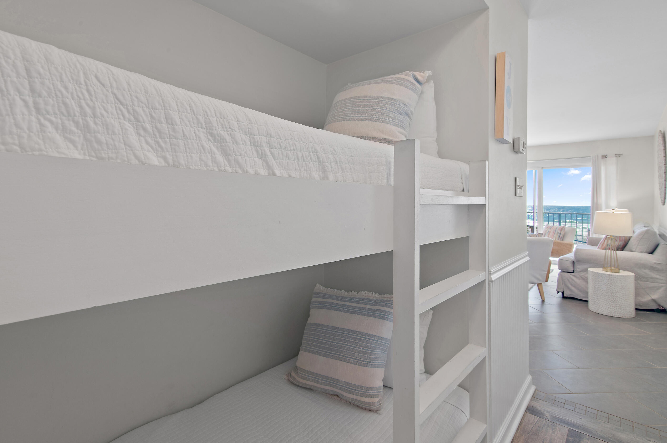 COMMODORE'S RETREAT - Residential